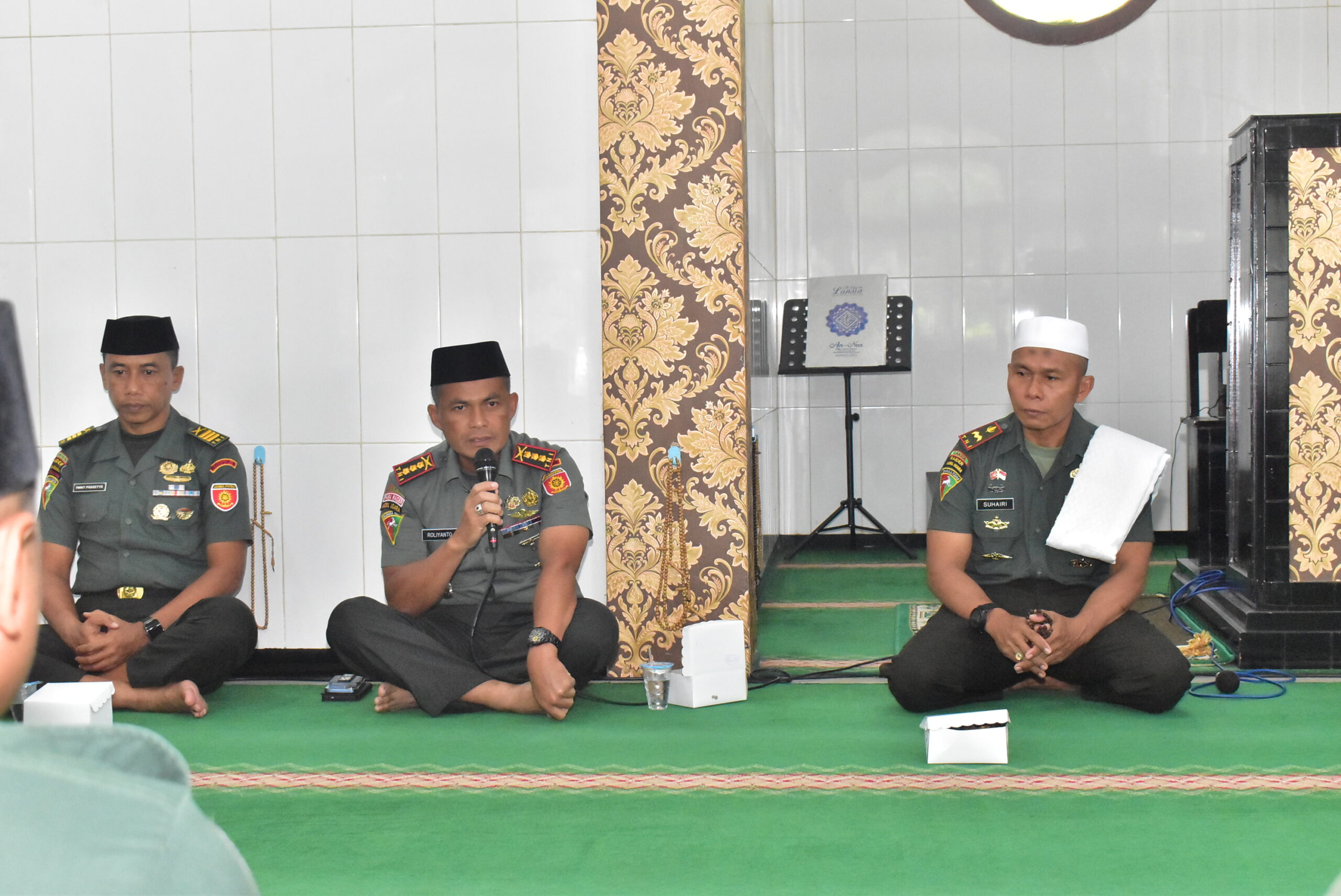 Brigif 9/DY/2 Kostrad Gelar Peringatan Isra Mi'raj Nabi Muhammad SAW 1447 H/2026 M.

Keluarga besar Brigif 9 Kostrad yang beragama Islam menggelar peringatan Isra Mi’raj Nabi Muhammad SAW 1447 H/2026 M, bertempat di masjid Nur Inka Brigif 9/DY/2 Kostrad. Selasa (20/01/2026).

Kegiatan yang dihadiri Danbrigif 9/DY/2 Kostrad, Kolonel Inf Roliyanto, S.I.P., M.I.P. beserta Perwira Staf dan Anggota prajurit Brigif 9/DY/2 Kostrad dalam kegiatan peringatan Isra Mi’raj. Adapun susunan acara peringatan Isra Mi’raj Nabi Muhammad SAW 1447H/2026 M yaitu pembukaan, pembacaan tilawatil Quran, ceramah dan dengan Do’a sebagai penutup.

Usai lantunan Sholawat Nabi dilanjutkan ceramah yang disampaikan oleh Ustad Pelda Suhairi yang mengajak seluruh anggota Brigif 9/DY/2 Kostrad untuk memaknai dan mengambil hikmah dalam peringatan Isra Mi’raj ini.Sesuai dengan tema kali ini, "Dengan Meneladani Akhlak Mulia Rasullulah SAW Membentuk Karakter Prajurit Yang Prima Guna Menuju Indonesia Maju”.

Danbrigif 9/DY/2 Kostrad, Kolonel Inf Roliyanto, S.I.P., M.I.P. berpesan kepada Anggota prajurit Brigif 9/DY/2 Kostrad agar meningkatkan Keimanan dan Ketaqwaan kepada Allah SWT, Hikmah Isra Mi’raj Nabi Muhammad SAW semoga kita semua mendapat Rahmat Allah SWT, sehingga bisa berjumpa di Akhirat kelak, beliau mengingatkan agar memperbanyak doa agar diberikan niat dan tekad yang kuat untuk bisa memaksimalkan ibadah Kepada Allah SWT.

“Mari kita perbaiki sholat, iman serta taqwa kita kepada Allah SWT agar terhindar dan dijauhkan dari Perbuatan Keji dan Mungkar,” Ungkap Danbrigif 9/DY/2 Kostrad