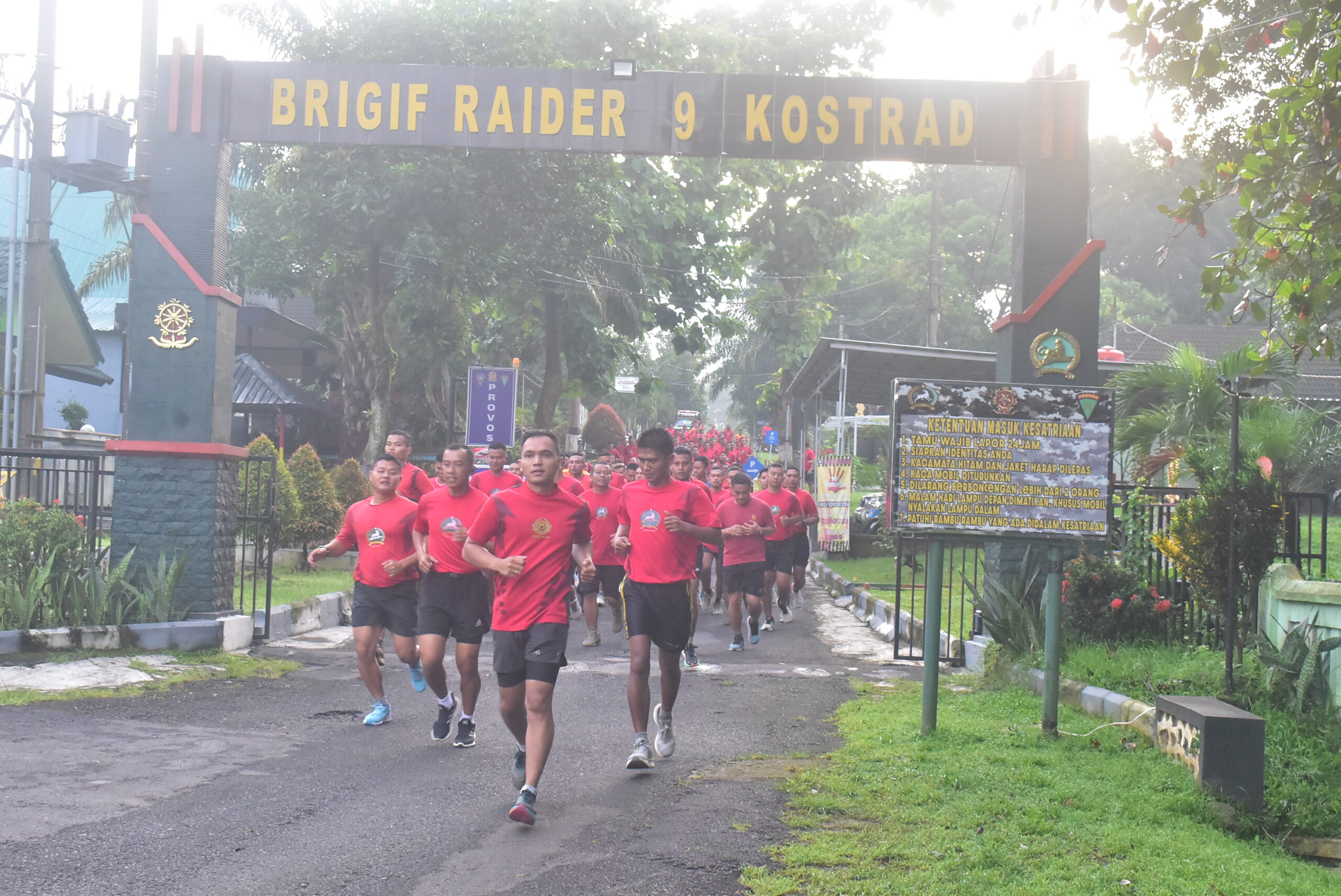 Danbrigif 9/DY/2 kostrad Pimpin pembinaan Jasmani lari 5k

Dalam rangka menjaga kebugaran terus bina fisik, Danbrigif 9/DY/2 Kostrad Kolonel Inf Roliyanto, S.I.P., M.I.P., pimpin prajurit Dharaka Yudha melaksanakan lari perorangan dengan di dampingi Perwira staf Brigif 9/DY/2 Kostrad dilingkungan Asmil Brigif 9/DY Jember Lor, Kecamatan Patrang, Kabupaten Jember pada hari Kamis (15/01/2026).

Kesehatan merupakan aset utama bagi setiap orang tak terkecuali prajurit Dharaka Yudha, dengan dituntut fisik yang prima dalam setiap pelaksanaan tugasnya, Prajurit Dharaka Yudha tiada henti dalam melaksanakan pembinaan fisik.

Kali ini kegiatan lari pagi prajurit dilaksanakan dengan gembira, bergairah serta penuh semangat dan membangkitkan moril prajurit, lari pagi mengelilingi dalam dan luar Kesatriaan dengan jarak 5 kilometer dilanjutkan dengan melaksanakan penguatan.

Adapun penekanan dari Danbrigif 9/DY/2 Kostrad agar Prajurit selalu menjaga kebugaran dan daya tahan tubuh, baik dilaksanakan secara mandiri maupun yang sudah di jadwalkan setiap hari Selasa, Kamis dan Jumat manfaatkan fasilitas yang ada di Brigif 9/DY untuk melaksanakan pembinaan fisik, selain itu bagi Prajurit Dharaka Yudha agar selalu menjaga nama baik Satuan dan meminimalisir pelanggaran.