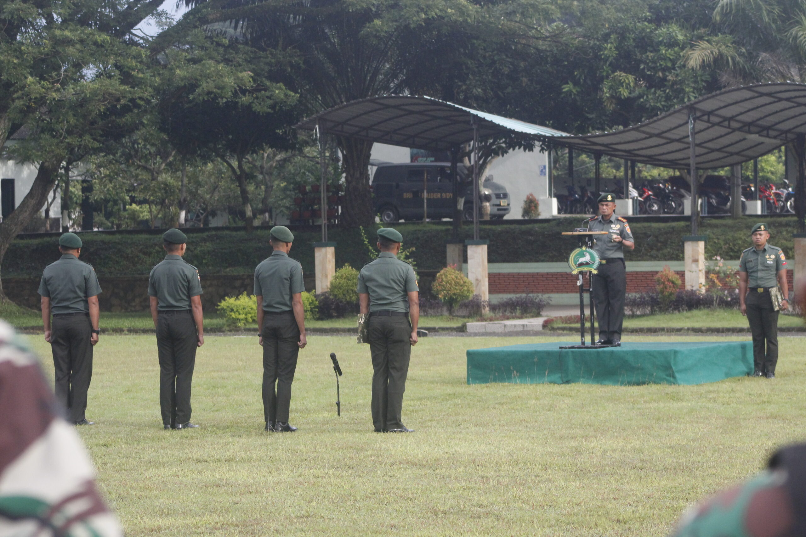 Danbrigif 9/DY/2 Kostrad Pimpin Prajurit Dharaka Yudha Melaksanakan Upacara Pengibaran Bendera Merah Putih 17-an.

Prajurit Brigif 9/DY/2 Kostrad melaksanakan upacara Bendera Merah Putih 17-an dipimpin langsung oleh Danbrigif 9/DY/2 Kostrad Kolonel Inf Roliyanto, S.I.P., M.I.P., yang bertempat dilapangan upacara Brigif 9/DY/2 Kostrad, Kecamatan Patrang, Kabupaten Jember, Jawa Timur. Senin(19/01/2026).

Berkekuatan 1 SSK prajurit Dharaka Yudha melaksanakan upacara Bendera Merah Putih 17-an mempunyai makna penting salah satunya sebagai upaya mengingatkan prajurit Dharaka Yudha pada perjuangan para pahlawan pendahulu dan juga mengingatkan kedisiplinan prajurit.

Pada upacara kali ini Danrigif 9/DY/2 Kostrad membacakan amanat Panglima TNI, Jenderal TNI Agus Subiyanto,S.E.,M.Si. "Masih dalam suasana tahun baru, saya selaku Panglima TNI mengucapkan selamat Tahun Baru 2026, kepada segenap Prajurit dan PNS TNI di manapun berada dan bertugas. Jadikan momentum pergantian tahun ini sebagai awal yang baik dalam meningkatkan nilai ibadah serta melaksanakan tugas sesuai tanggung jawab masing-masing dengan penuh semangat, tulus dan ikhlas,".

Di penghujung tahun 2025, kita kembali dihadapkan pada berbagai tantangan, seperti terjadinya bencana alam di berbagai daerah di Indonesia dan ketegangan geopolitik global yang menuntut kita harus lebih bertindak PRIMA (Profesional, Responsif, Integratif, Modern serta Adaptif).

"Maka dari itu, kita harus senantiasa meningkatkan profesionalisme baik dalam hal kemampuan teknis, fisik, mental dan disiplin dalam menghadapi tantangan kedepan, Pelihara sinergitas dan kerjasama antar lembaga pertahanan negara, baik antara TNI, Polri, maupun instansi lainnya, Peduli pada perkembangan lingkungan strategis terkini guna memahami dinamika geopolitik internasional dan bagaimana Indonesia sebagai negara besar harus mempersiapkan diri dalam menghadapi percepatan perubahan situasi global.,Ungkapnya