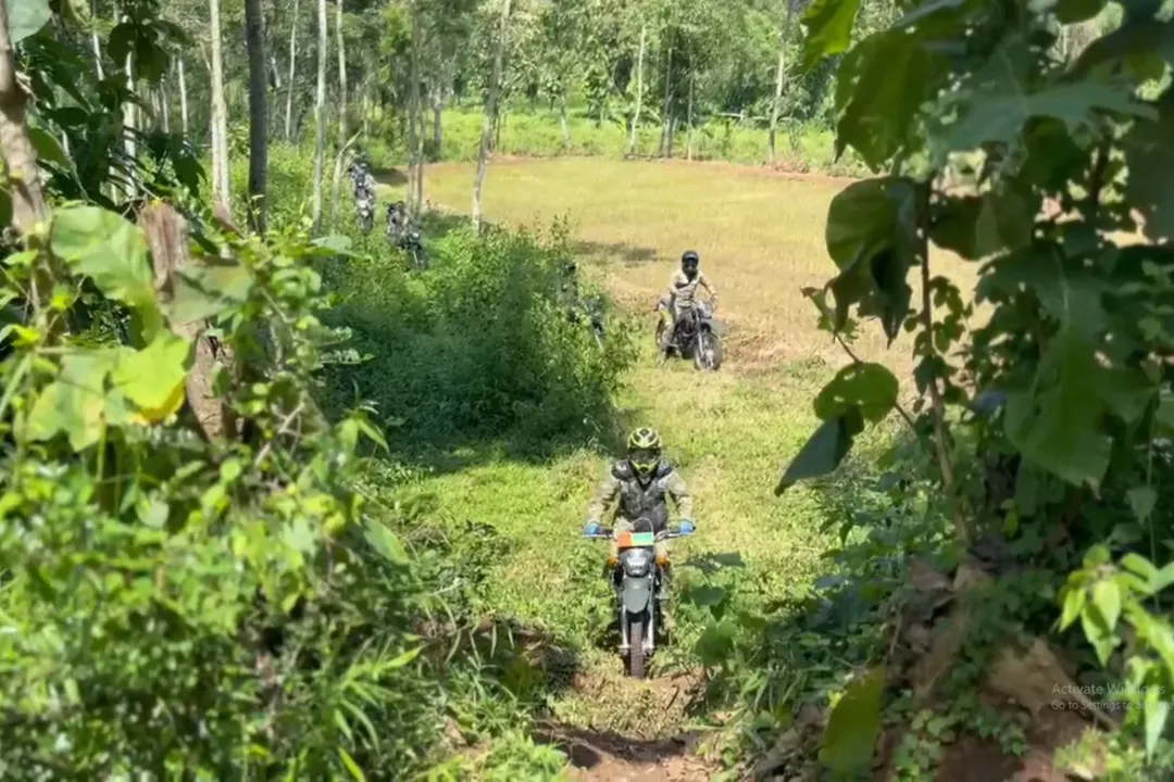Dalam rangka menyambut Hari Ulang Tahun Ke-77 Yonif 514/Sabaddha Yudha, para prajurit Kesatria Sabaddha Yudha menunjukkan dedikasi dan pengabdian tanpa batas dengan menggelar kegiatan bakti sosial di wilayah terpencil Desa Sumber Salak, Kecamatan Curahdami, Bondowoso, Sabtu pagi (29/11/2025).  Dengan semangat juang dan jiwa pengabdian, prajurit bergerak menggunakan kendaraan trail untuk menembus akses jalan yang sulit dijangkau kendaraan umum untuk membawa bantuan langsung kepada masyarakat yang tinggal jauh dari pusat desa.  Danyonif 514/SY, Letkol Inf Ugroseno menegaskan bahwa kegiatan ini merupakan wujud nyata kepedulian TNI kepada rakyat, sekaligus momentum penting dalam memperingati perjalanan pengabdian Yonif 514/SY selama 77 tahun.  “Kehadiran kami di wilayah terpencil ini merupakan wujud pengabdian Yonif 514/SY kepada masyarakat. Meskipun medan yang dilalui cukup menantang, prajurit tetap melaksanakan tugas dengan baik demi membantu warga yang membutuhkan,” ujarnya.  Melalui kegiatan ini, Yonif 514/SY berharap dapat memberikan manfaat nyata bagi masyarakat Desa Sumber Salak sekaligus mempererat hubungan harmonis antara TNI dan masyarakat di wilayah Kabupaten Bondowoso.  "Kuat, Kokoh, Pilih Tanding, dan Sentosa"  SABADDHA YUDHA