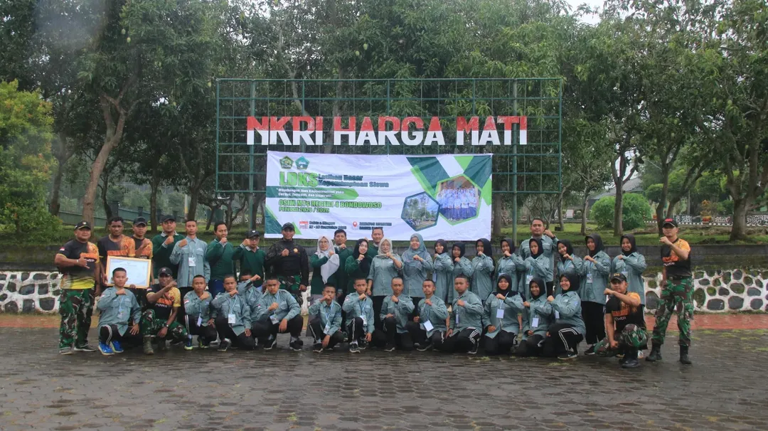 Dalam rangka meningkatkan kualitas generasi muda yang berkarakter dan berjiwa patriot, Yonif 514/Sabaddha Yudha melaksanakan pembinaan kepemimpinan serta wawasan kebangsaan kepada siswa-siswi MTS Negeri 4 Bondowoso, bertempat di Mayonif 514/SY, Curahdami, Bondowoso, Sabtu (22/11/2025).

Kegiatan ini merupakan bagian dari upaya satuan dalam mendukung pembentukan generasi penerus yang memiliki disiplin, integritas, serta semangat nasionalisme yang tinggi. Para prajurit Yonif 514/SY memberikan pembekalan melalui materi teoritis dan kegiatan interaktif yang membangun rasa percaya diri, kemampuan memimpin, dan kecintaan terhadap Tanah Air.

Dalam penyampaiannya, Danyonif 514/SY Letkol Inf Ugroseno, menegaskan bahwa pembinaan terhadap pelajar merupakan investasi jangka panjang dalam menjaga kelangsungan kedaulatan bangsa. “Mereka adalah penerus perjuangan para pendahulu. Sudah menjadi tanggung jawab kita bersama untuk membina dan mengarahkan mereka menjadi generasi yang kuat, berkarakter, dan memiliki kepedulian terhadap bangsa,” ungkapnya.

Melalui pembinaan ini, diharapkan para siswa-siswi MTs Negeri 4 Bondowoso mampu menanamkan semangat cinta Tanah Air dalam diri mereka serta turut menjadi motor penggerak kemajuan bangsa di masa mendatang.

"Kuat, Kokoh, Pilih Tanding, dan Sentosa"
SABADDHA YUDHA