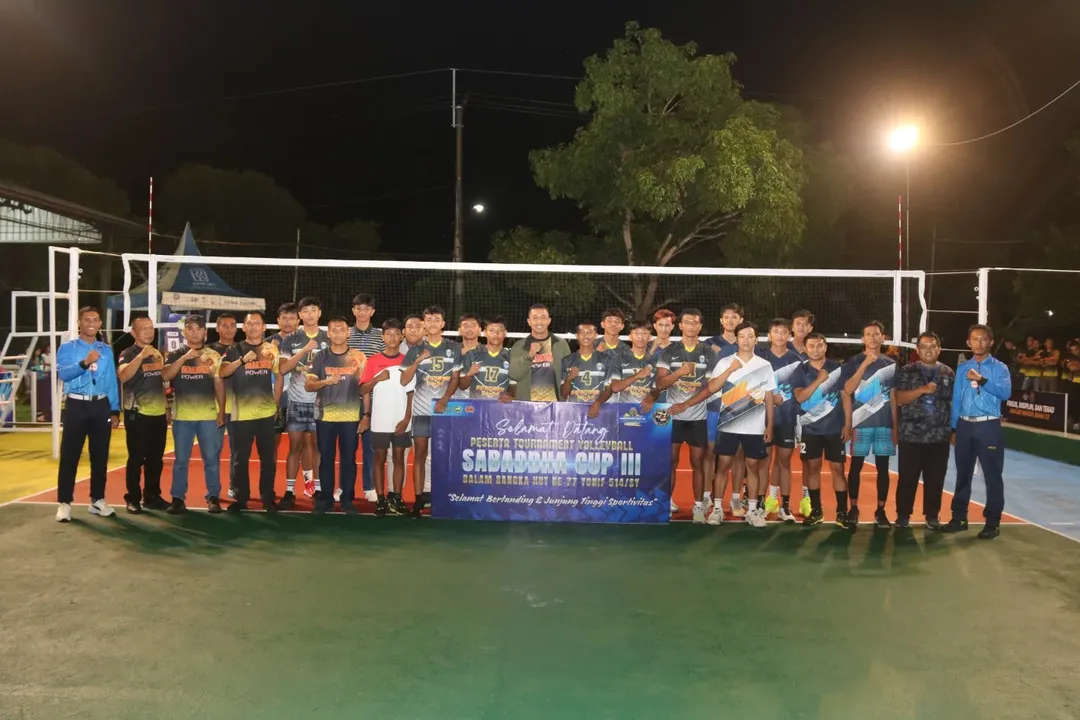 Dalam rangka menyambut Hari Ulang Tahun Ke-77 Yonif 514/SY, satuan Kebanggaan Brigif 9/DY kembali menggelar Tournament Volleyball "SABADDHA CUP III" yang berlangsung di Lapangan Voli Yonif 514/SY, Curahdami, Bondowoso, pada Rabu (11/12/2025).  Kegiatan bergengsi ini resmi dibuka oleh Danyonif 514/SY, Letkol Inf Ugroseno, yang menandai dimulainya kompetisi dengan pemukulan bola voli pertama sebagai simbol semangat sportivitas dan kebersamaan.  Dalam sambutannya, Danyonif 514/SY menyampaikan bahwa turnamen ini bukan hanya ajang kompetisi, tetapi juga wadah untuk mempererat hubungan antara prajurit dan masyarakat. “Melalui SABADDHA CUP III, kita ingin menghadirkan ruang kompetisi yang sehat, menjunjung tinggi sportivitas, sekaligus memperkuat kemanunggalan TNI dengan rakyat,” ujar Letkol Inf Ugroseno.  Turnamen yang diikuti oleh tim voli putra-putri dari wilayah Bondowoso dan sekitarnya ini diharapkan menjadi momentum positif untuk mendorong generasi muda terus mengembangkan minat dan prestasi di bidang olahraga serta memperkokoh hubungan harmonis antara prajurit dan masyarakat Bondowoso.  "Kuat, Kokoh, Pilih Tanding, dan Sentosa" SABADDHA YUDHA
