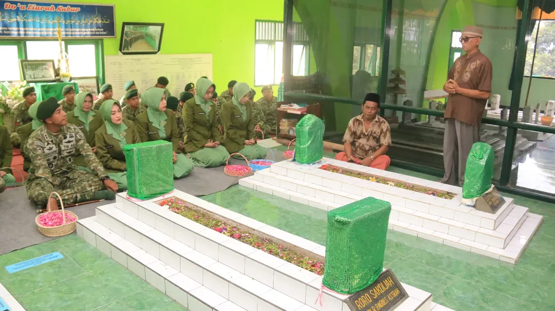 Yonif 514/SY Gelar Ziarah Rombongan ke Makam Pahlawan, Teguhkan SE7A7AR Sambut HUT Ke-77  Dalam rangka menyambut HUT Ke-77 Yonif 514/SY yang mengusung tema SE7A7AR (Semangat Juang Jiwa Rakyat), Yonif 514/SY melaksanakan Ziarah Rombongan ke Makam Raden Bagus Asra atau Ki Ronggo bertempat di Sekarputih, Kecamatan Tegalampel, Kabupaten Bondowoso, pada Sabtu (13/12/12).  Kegiatan ziarah berlangsung khidmat dan penuh makna sebagai wujud penghormatan terhadap jasa para leluhur pejuang bangsa. Melalui doa bersama dan tabur bunga, prajurit Yonif 514/SY meneguhkan kembali nilai-nilai kejuangan, pengabdian, serta kemanunggalan TNI dengan rakyat, sejalan dengan tema SE7A7AR.  Dalam penyampaiannya, Danyonif 514/SY Letkol Inf Ugroseno menegaskan bahwa ziarah ini bukan sekadar tradisi, namun sarana menanamkan nilai sejarah dan keteladanan para pejuang kepada seluruh prajurit. “Semangat juang dan pengorbanan Raden Bagus Asra harus menjadi inspirasi bagi prajurit Yonif 514/Sabaddha Yudha untuk terus setia mengabdi kepada bangsa dan negara serta selalu hadir di tengah rakyat,” tegasnya.  Raden Bagus Asra(Ki Ronggo) dikenal sebagai tokoh pejuang dan pemimpin lokal Bondowoso yang berperan penting dalam perlawanan terhadap penjajahan. Keberanian, jiwa kepemimpinan, serta keberpihakannya kepada rakyat menjadikan beliau simbol semangat juang yang terus hidup hingga kini.  Melalui kegiatan ziarah rombongan ini, Yonif 514/SY memperkokoh tekad untuk melanjutkan perjuangan para pendahulu dengan pengabdian tulus, profesional, dan senantiasa menyatu dengan rakyat dalam menjaga keutuhan NKRI.  "Kuat, Kokoh, Pilih Tanding, dan Sentosa"  SABADDHA YUDHA