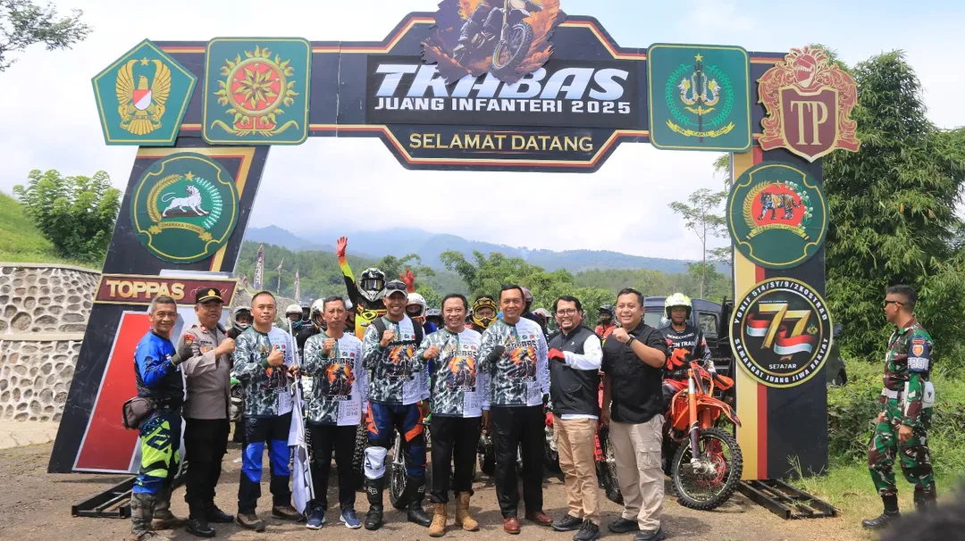 Yonif 514/Sabaddha Yudha menggelar event “Trabas Juang Infanteri” dalam rangka memperingati Hari Juang ke-80 TNI AD, HUT ke-62 Brigif 9/DY, serta HUT ke-77 Yonif 514/SY. Kegiatan berlangsung meriah di Lapangan 300 Yonif 514/SY, Curahdami, Bondowoso, pada Minggu (07/12/2025).  Kegiatan ini tidak hanya menjadi ajang olahraga ekstrem, tetapi juga wadah silaturahmi antara prajurit TNI, pemerintah daerah, serta komunitas offroader dari berbagai wilayah. Ratusan peserta trabas turut ambil bagian, menghadirkan semangat kebersamaan dan keberanian di lintasan penuh tantangan khas alam Bondowoso.  Turut hadir dalam kesempatan tersebut Bupati Bondowoso KH. Abdul Hamid Wahid, M.Ag., Sekda Bondowoso Fathur Rozi, Wakapolres Bondowoso Kompol I Gede Suartika, serta unsur Forkopimcam Curahdami, yang memberikan dukungan penuh terhadap terselenggaranya kegiatan ini.  Danyonif 514/SY, Letkol Inf Ugroseno menyampaikan bahwa event “Trabas Juang Infanteri” merupakan wujud kemanunggalan TNI dan rakyat, sekaligus perayaan semangat juang prajurit infanteri yang tidak pernah padam. Melalui kegiatan ini, diharapkan terjalin hubungan yang semakin solid antara TNI dengan masyarakat serta berbagai komunitas hobi di daerah.  Acara berlangsung lancar, penuh antusiasme, dan mempertegas komitmen Yonif 514/SY untuk terus hadir di tengah masyarakat melalui kegiatan positif, inspiratif, dan memupuk semangat juang yang kokoh.  "Kuat, Kokoh, Pilih Tanding, dan Sentosa"  SABADDHA YUDHA