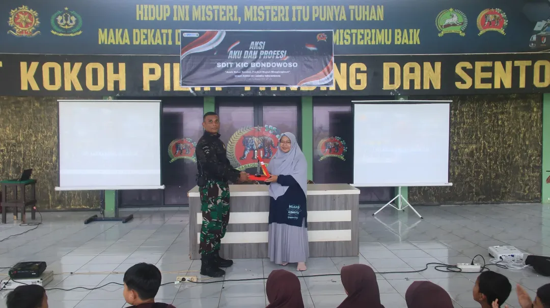 Yonif 514/SY kembali menunjukkan komitmennya dalam membangun karakter generasi muda bangsa melalui kegiatan edukatif bertajuk AKSI(Aku dan Profesi) yang diikuti oleh siswa-siswi SDIT KIC Bondowoso, bertempat di Mayonif 514/SY, Jumat (12/12/2025).  Kegiatan ini menjadi sarana pembelajaran langsung bagi para pelajar untuk mengenal lebih dekat profesi prajurit Tentara Nasional Indonesia (TNI), sekaligus menanamkan nilai-nilai cinta tanah air, disiplin, nasionalisme, serta semangat bela negara sejak usia dini yang dikemas secara interaktif, komunikatif, dan mudah dipahami oleh anak-anak.  Suasana semakin hidup ketika para siswa diajak berkeliling lingkungan Mayonif 514/SY, menyaksikan langsung aktivitas satuan dan pengenalan beberapa alutsista yang terdapat di Yonif 514/SY. Raut wajah ceria dan antusiasme siswa terlihat jelas, mencerminkan tumbuhnya rasa bangga dan hormat terhadap profesi prajurit TNI.  Danyonif 514/SY, Letkol Inf Ugroseno, menyampaikan bahwa kegiatan AKSI(Aku dan Profesi) bertujuan menanamkan wawasan kebangsaan, kedisiplinan, serta semangat cinta Tanah Air sejak usia dini. Melalui pengenalan profesi prajurit TNI, diharapkan para siswa tumbuh menjadi generasi yang berkarakter dan berjiwa nasionalis.  Yonif 514/SY akan terus hadir di tengah masyarakat, khususnya dalam mendukung dunia pendidikan, sebagai wujud nyata pengabdian TNI kepada bangsa dan negara.  "Kuat, Kokoh, Pilih Tanding, dan Sentosa" SABADDHA YUDHA