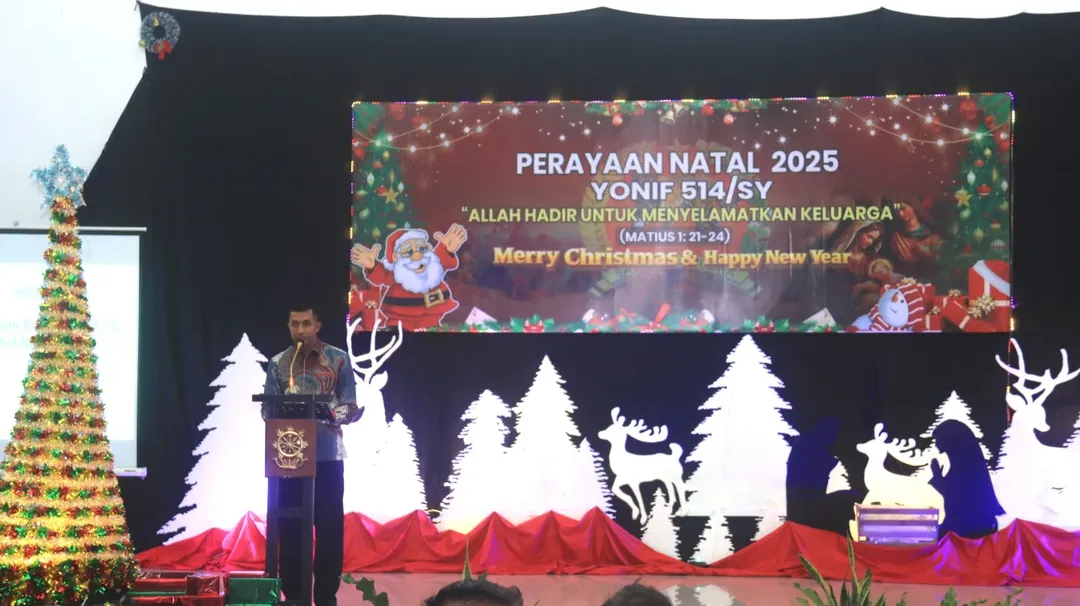 Yonif 514/SY menggelar Perayaan Natal Bersama yang berlangsung khidmat di Aula Widjojo Soejono Yonif 514/SY, Curahdami, Bondowoso, pada Minggu (04/01/2026).  Perayaan Natal ini diikuti oleh seluruh umat Kristiani Yonif 514/SY sebagai wujud ungkapan syukur atas kasih dan penyertaan Tuhan, sekaligus momentum untuk mempererat tali persaudaraan serta kebersamaan di lingkungan satuan.  Dalam sambutannya, Danyonif 514/SY Letkol Inf Ugroseno menyampaikan “Dengan tema Natal Allah Hadir untuk Menyelamatkan Keluarga. mengingatkan kita semua bahwa keluarga merupakan fondasi utama dalam membentuk prajurit yang tangguh, berkarakter, dan beriman. Dengan keluarga yang harmonis, prajurit akan mampu melaksanakan tugas dengan penuh dedikasi dan tanggung jawab,” ujar Letkol Inf Ugroseno.  Lebih lanjut, Danyonif 514/SY menekankan pentingnya menjaga kerukunan antarumat beragama di lingkungan Yonif 514/SY sebagai wujud nyata pengamalan nilai-nilai Pancasila dan semangat persatuan dalam keberagaman.  Perayaan Natal bersama ini diharapkan mampu memperkuat iman, menumbuhkan semangat kebersamaan, serta meningkatkan soliditas prajurit Yonif 514/Sabaddha Yudha dalam menjalankan tugas pengabdian kepada bangsa dan negara.  "Kuat, Kokoh, Pilih Tanding, dan Sentosa" SABADDHA YUDHA