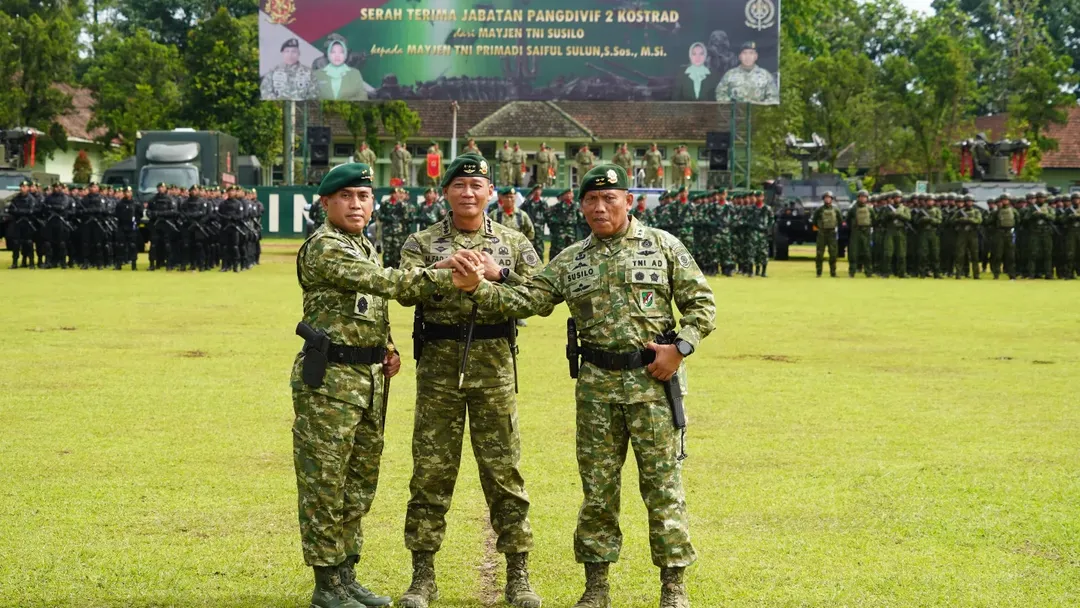 Yonif 514/SY turut ambil bagian dalam upacara Serah Terima Jabatan Panglima Divisi Infanteri 2 Kostrad dari Mayjen TNI Susilo kepada Mayjen TNI Primadi Saiful Sulun, S.Sos., M.Si., yang digelar di Markas Divisi Infanteri 2 Kostrad, Singosari, Kabupaten Malang, pada Sabtu (10/01/2026).  Keikutsertaan prajurit Sabaddha Yudha dalam upacara tersebut merupakan bentuk nyata profesionalisme, loyalitas, dan soliditas Prajurit Sabaddha Yudha dalam mendukung setiap kegiatan strategis satuan atas. Kehadiran Yonif 514/SY juga mencerminkan komitmen yang kuat dalam menjaga kehormatan, disiplin, serta kesiapan operasional satuan di bawah naungan Divisi Infanteri 2 Kostrad.  Upacara Sertijab berlangsung dengan khidmat, sebagai simbol kesinambungan kepemimpinan serta tanggung jawab dalam pembinaan dan pengembangan kekuatan Divisi Infanteri 2 Kostrad. Momentum ini menjadi bagian penting dalam memperkokoh soliditas dan sinergitas antar satuan jajaran Kostrad.  Komandan Yonif 514/SY, Letkol Inf Ugroseno, dalam keterangannya menyampaikan bahwa keikutsertaan Yonif 514/SY merupakan wujud komitmen dan loyalitas prajurit terhadap pimpinan serta institusi. “Partisipasi Yonif 514/SY dalam upacara Sertijab ini merupakan implementasi profesionalisme, loyalitas, dan solidaritas Prajurit Sabaddha Yudha dalam mendukung kepemimpinan Pangdivif 2 Kostrad yang baru, serta komitmen kami untuk terus berperan aktif mewujudkan Divisi Infanteri 2 Kostrad sebagai satuan yang terbesar dan terkuat,” tegasnya.  Dengan semangat kebersamaan dan jiwa korsa yang tinggi, Yonif 514/SY senantiasa siap mendukung setiap kebijakan dan tugas yang diamanahkan pimpinan, demi kejayaan Divisi Infanteri 2 Kostrad serta pengabdian terbaik kepada bangsa dan negara.  "Kuat, Kokoh, Pilih Tanding, dan Sentosa"  SABADDHA YUDHA