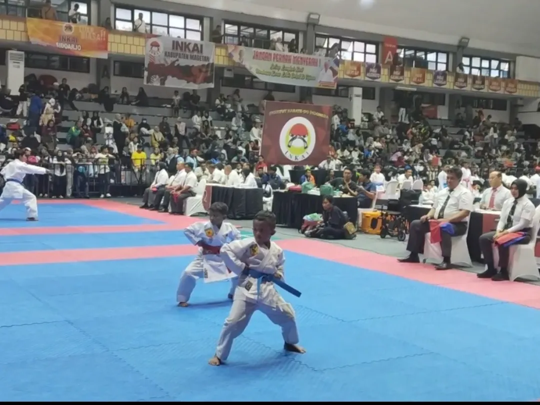 Karateka Sabaddha Kids Yonif 514/SY kembali mengharumkan nama satuan dengan meraih prestasi gemilang pada Kejuaraan Karate “KEJURPROV INKAI JATIM TAHUN 2026” yang digelar di GOR Pancasila, Surabaya, Minggu (18/01/2026).  Dalam ajang bergengsi tingkat provinsi tersebut, kontingen Sabaddha Kids berhasil memborong total 8 medali, terdiri dari 5 medali emas dan 3 medali perak dari berbagai kategori Kata Perorangan tingkat SD/MI.  Peraih medali emas yaitu:  1. Anindhita Namora Rangkuti, putri dari Kopka Anshari, Juara 1 Kata Perorangan SD/MI 1–3 Putri. 2. Tsabitah Putri Maulidza, putri dari Kopda Jupriadi, Juara 1 Kata Perorangan SD/MI 1–3 Putri. 3. Aqsha El Xander, putra dari Kopda Jazis, Juara 1 Kata Perorangan SD/MI 1–3 Putra. 4. Muhammad Raffa Azka, putra dari Koptu Arif Afandi, Juara 1 Kata Perorangan SD/MI 4–6 Putra. 5. Mohammad Farhan Fatih, keponakan Letda Inf. Ulum, Juara 1 Kata Perorangan SD/MI 4–6 Putra.  Sementara itu, peraih medali perak diraih oleh:  1. Muhammad Aldevaro Rizkiano Kavaya, putra dari Serka Miftachul Magrifo, Juara 2 Kata Perorangan SD/MI 1–3 Putra. 2. Aleesya Dania Hafshah, putri dari Koptu Solokhin, Juara 2 Kata Perorangan SD/MI 1–3 Putri. 3. Abid Aqila Arjuna Prasetyo, putra dari Serma Adi Prasetyo, Juara 2 Kata Perorangan SD/MI 4–6 Putra.  Danyonif 514/SY, Letkol Inf Ugroseno, menyampaikan apresiasi dan rasa bangganya atas capaian para karateka cilik tersebut. “Prestasi ini merupakan hasil dari latihan yang disiplin, pembinaan yang terarah, serta dukungan penuh dari orang tua dan satuan. Saya berharap anak-anak Sabaddha Kids terus semangat berlatih, rendah hati, dan menjadikan prestasi ini sebagai motivasi untuk meraih keberhasilan yang lebih tinggi di masa depan,” ujarnya.  Prestasi ini menjadi bukti nyata pembinaan olahraga bela diri yang berkelanjutan di lingkungan Yonif 514/SY, khususnya dalam mencetak generasi muda yang berprestasi, berdisiplin, dan berkarakter.  "Kuat, Kokoh, Pilih Tanding, dan Sentosa" SABADDHA YUDHA