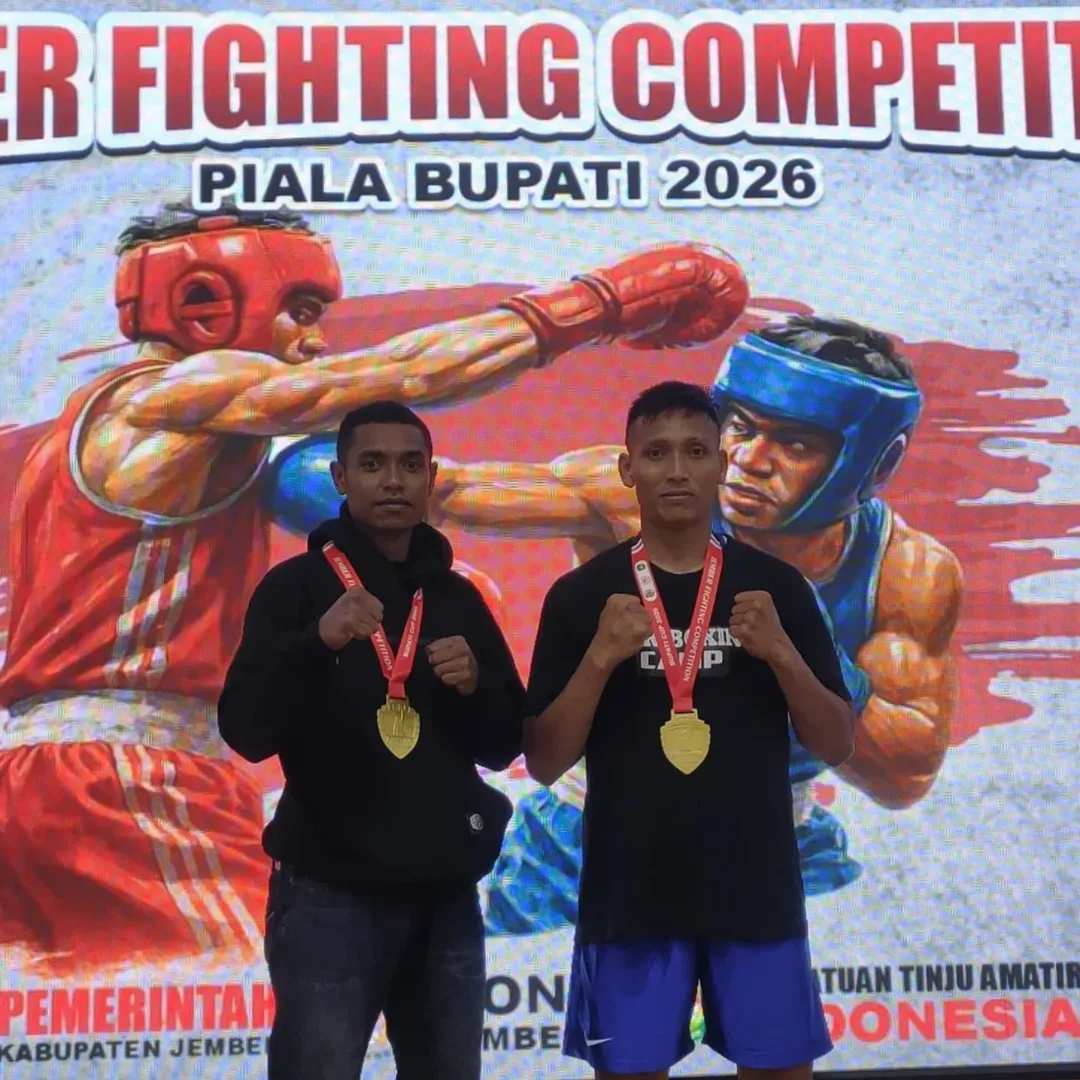 Prajurit Yonif 514/SY kembali menorehkan prestasi membanggakan di ajang olahraga tinju amatir “Jember Fighting Competition Piala Bupati 2026” yang digelar di Gedung Jember Nusantara, Sabtu (17/01/2026).  Kompetisi bergengsi ini diikuti sekitar 218 peserta dari berbagai daerah, mulai dari Jawa Timur, Bali, hingga Nusa Tenggara Timur (NTT), dengan mempertandingkan sejumlah kategori, mulai dari kelas Exhibition, Junior, hingga Elit.  Dalam atmosfer pertandingan yang penuh tensi dan semangat juang tinggi, Ksatria Sabaddha Yudha tampil garang dan tak tergoyahkan. Pratu Yoseph Erdinaris sukses meraih Juara 1 kelas 60 kg elit putra, sementara Pratu Angga Tija Suwardhi Paiman menyabet Juara 1 kelas 70 kg elit putra. Keduanya menunjukkan teknik bertarung, mental baja, serta disiplin tinggi.  Komandan Batalyon Infanteri 514/SY, Letkol Inf Ugroseno, menyampaikan apresiasi dan kebanggaannya atas capaian tersebut. "Prestasi ini merupakan hasil dari latihan keras, disiplin, serta semangat juang Ksatria Sabaddha Yudha. Saya bangga atas keberhasilan ini, tetap rendah hati dan terus ukir prestasi” tegasnya.  Keberhasilan ini menjadi bukti nyata bahwa prajurit Yonif 514/SY tidak hanya tangguh di medan tugas, tetapi juga unggul di arena olahraga.  "Kuat, Kokoh, Pilih Tanding, dan Sentosa"  SABADDHA YUDHA
