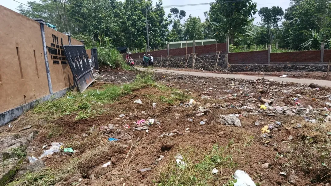 Yonif 514/SY kembali melaksanakan aksi nyata dalam mewujudkan lingkungan masyarakat yang bersih dan sehat dengan menggelar Gerakan Indonesia Asri (Aman, Sehat, Resik, Indah) di Dusun Pelenggie, Desa Wringin, Kecamatan Wringin, Kabupaten Bondowoso, Jumat (06/02/2026).  Dalam Kegiatan tersebut turut terlibat berbagai unsur, mulai dari Muspika Kecamatan Wringin, personel Kodim 0822, Tiga Pilar Desa Wringin, Kadis BSBK Bondowoso, Kadis DLH Bondowoso, Polres Bondowoso, Satpol PP, BPBD, Dishub, hingga perangkat desa dan kecamatan Wringin. Sinergi lintas instansi ini memperlihatkan kuatnya kolaborasi dalam membangun lingkungan yang aman, sehat, resik, dan indah.  Dalam keterangannya, Danyonif 514/SY, Letkol Inf Ugroseno, menyampaikan bahwa kegiatan ini merupakan wujud kepedulian TNI terhadap lingkungan sekaligus bentuk pengabdian kepada rakyat. “Gerakan Indonesia Asri ini bukan sekadar kegiatan bersih-bersih, tetapi merupakan upaya membangun kesadaran bersama akan pentingnya menjaga lingkungan demi kesehatan, kenyamanan, dan masa depan generasi bangsa. Kami berharap semangat gotong royong ini terus hidup di tengah masyarakat,” tegasnya.  Melalui gerakan ini, Yonif 514/SY menegaskan komitmennya sebagai prajurit rakyat, prajurit pejuang, dan prajurit profesional yang senantiasa hadir membawa manfaat nyata bagi masyarakat.  "Kuat, Kokoh, Pilih Tanding, dan Sentosa" SABADDHA YUDHA