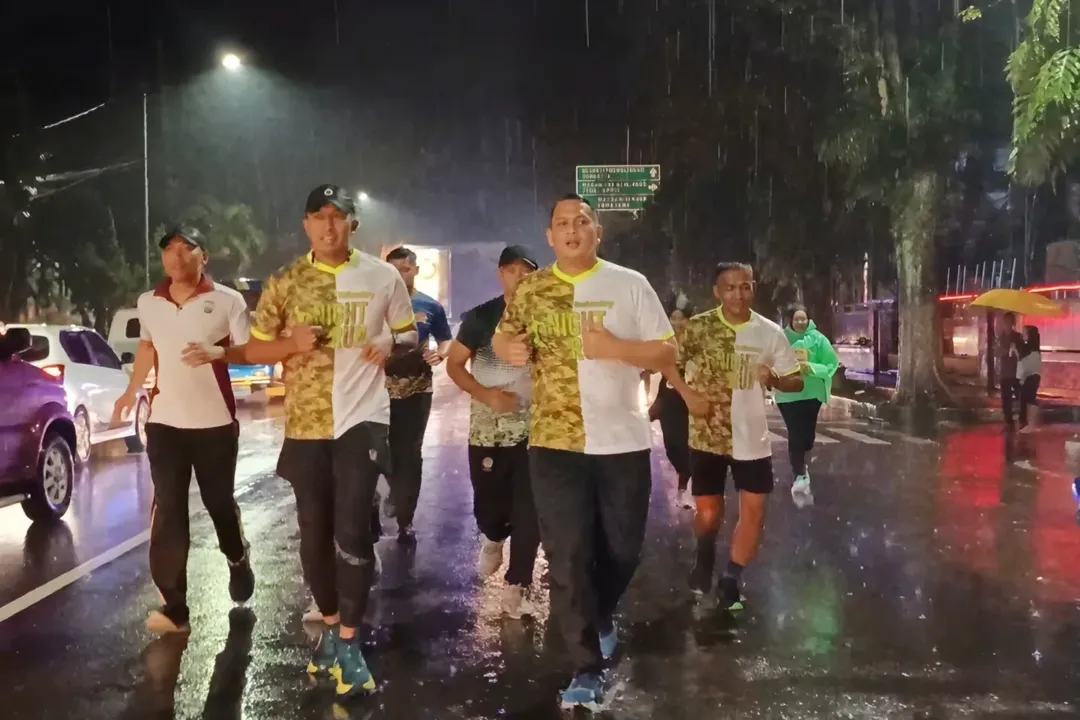 Dalam rangka memperingati Hari Ulang Tahun ke-77, Yonif 514/SY menyelenggarakan kegiatan Infantry Night Run yang bertempat di Alun-Alun RBA Ki Ronggo, Bondowoso, pada Sabtu (08/02/2026). Kegiatan ini merupakan salah satu rangkaian peringatan HUT Yonif 514/SY yang bertujuan meningkatkan kebugaran, kebersamaan, serta mempererat sinergi antara TNI dan masyarakat.  Kegiatan tersebut turut dihadiri oleh Pejabat Utama Polres Bondowoso, Kapolres, Wakapolres, Kabagops, Kasatlantas, perwakilan Kodim, Forkopimda, serta unsur perbankan. Kehadiran para pejabat dan unsur terkait menunjukkan dukungan penuh terhadap terselenggaranya kegiatan positif dan bermanfaat bagi masyarakat.  Meskipun diguyur hujan, ribuan peserta dari berbagai daerah tetap antusias mengikuti lari malam dengan jarak tempuh 5 kilometer. Hal ini mencerminkan semangat, kedisiplinan, dan komitmen seluruh peserta dalam menyukseskan kegiatan tersebut.  Danyonif 514/SY, Letkol Inf Ugroseno, dalam keterangannya menyampaikan apresiasi kepada seluruh pihak yang telah mendukung pelaksanaan kegiatan. “Infantry Night Run ini merupakan bagian dari rangkaian HUT ke-77 Yonif 514/SY, sekaligus sebagai sarana untuk meningkatkan kesehatan, mempererat silaturahmi, serta memperkuat kemanunggalan TNI dengan masyarakat. Kami mengucapkan terima kasih kepada seluruh peserta dan instansi terkait atas partisipasi dan dukungannya,” ujar Danyonif.  Melalui kegiatan ini, Yonif 514/SY berharap dapat terus menumbuhkan semangat kebersamaan, sportivitas, serta sinergi lintas instansi dalam mendukung pembangunan dan keamanan wilayah.  "Kuat, Kokoh, Pilih Tanding, dan Sentosa" SABADDHA YUDHA