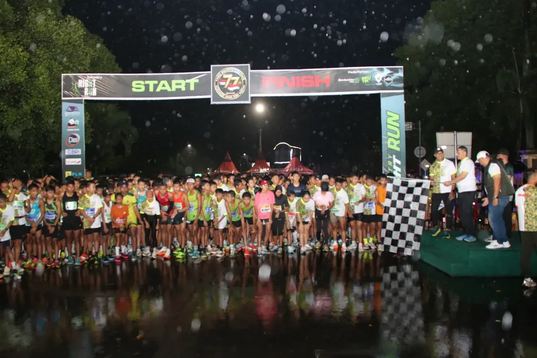 Hujan Tak Surutkan Semangat, Yonif 514/SY Gelar Infantry Night Run dalam Rangka HUT ke-77