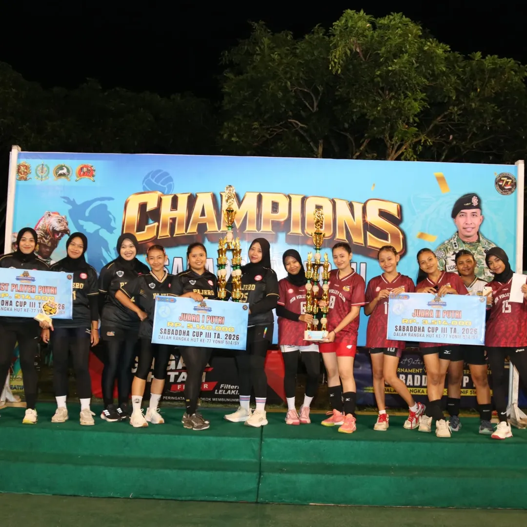 Tournamen Bola Voli Sabaddha Cup III yang diselenggarakan dalam rangka memperingati HUT ke-77 Yonif 514/Sabaddha Yudha resmi ditutup pada Minggu (01/02/2026). Kegiatan penutupan berlangsung khidmat dan meriah di Lapangan Voli Yonif 514/SY, Curahdami, Bondowoso, disaksikan oleh prajurit, keluarga besar Yonif 514/SY, serta masyarakat sekitar.  Tournamen yang telah berlangsung dengan penuh semangat sportivitas ini mempertandingkan kategori Putra dan Putri, diikuti oleh berbagai tim voli terbaik dari wilayah Bondowoso dan sekitarnya. Selama pelaksanaan, Sabaddha Cup III menjadi ajang kompetisi sekaligus sarana mempererat silaturahmi, kebersamaan, dan jiwa sportivitas antar peserta.  Pada kategori Putra, gelar Juara I berhasil diraih oleh Tim HS. Junior, disusul Juara II oleh Tim HS. Senior, dan Juara III oleh Tim Apkam. Sementara itu, pada kategori Putri, Tim Pajero tampil gemilang dan keluar sebagai Juara I, diikuti Tim Gama TVC sebagai Juara II, Tim Royal sebagai Juara III, serta Juara Harapan diraih oleh Tim Unmuh.  Dalam penyampaiannya Danyoniif 514/SY memberikan apresiasi dan penghargaan setinggi-tingginya kepada seluruh panitia, wasit, atlet, serta pihak-pihak yang telah mendukung terselenggaranya tournamen Sabaddha Cup III dengan aman, tertib, dan sukses. Ia menegaskan bahwa kegiatan olahraga seperti ini tidak hanya bertujuan mencari prestasi, namun juga sebagai sarana pembinaan generasi muda serta memperkokoh kemanunggalan TNI dengan rakyat.  “Melalui Sabaddha Cup III ini, kami berharap semangat kebersamaan, sportivitas, dan persaudaraan dapat terus terjalin. Turnamen ini juga menjadi bagian dari komitmen Yonif 514/Sabaddha Yudha untuk selalu hadir dan berkontribusi positif bagi masyarakat,” ujar Letkol Inf Ugroseno.  Penutupan tournamen ditandai dengan penyerahan piala dan penghargaan kepada para juara. Seluruh rangkaian kegiatan berlangsung dengan lancar dan penuh antusiasme, menandai suksesnya Turnamen Voli Sabaddha Cup III sebagai bagian dari peringatan HUT ke-77 Yonif 514/Sabaddha Yudha.  "Kuat, Kokoh, Pilih Tanding, dan Sentosa" SABADDHA YUDHA