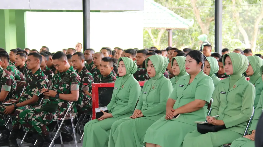 Dalam upaya meningkatkan kesadaran serta kepedulian terhadap pentingnya kesehatan, khususnya dalam pencegahan dan penanggulangan HIV/AIDS, Yonif 514/SY bekerja sama dengan Dinas Kesehatan Kabupaten Bondowoso menggelar kegiatan Sosialisasi Penanggulangan HIV/AIDS kepada prajurit dan Persit Yonif 514/SY.  Kegiatan tersebut dilaksanakan di Balai Prajurit Sabaddha Yonif 514/SY, Curahdami, Bondowoso, pada Kamis (12/02/2026), dengan menghadirkan narasumber dari Dinas Kesehatan Kabupaten Bondowoso, Ibu Goek Fitri Purwandari, SKM, M.MKes.  Dalam paparannya, Ibu Goek Fitri Purwandari menyampaikan pentingnya pemahaman yang benar mengenai HIV/AIDS, mulai dari cara penularan, langkah pencegahan, hingga pentingnya deteksi dini melalui pemeriksaan kesehatan secara berkala. Edukasi ini menjadi bagian penting dalam membangun kesadaran kolektif agar prajurit dan keluarga besar Yonif 514/SY mampu menjaga diri serta lingkungan dari risiko penyebaran penyakit tersebut.  Kegiatan berlangsung dengan antusias dan penuh perhatian. Para prajurit dan anggota Persit mengikuti sesi sosialisasi secara aktif, menunjukkan komitmen kuat dalam menjaga kesehatan pribadi maupun keluarga.  Tidak hanya sebatas penyampaian materi, kegiatan ini juga dilanjutkan dengan pelaksanaan tes darah sebagai langkah deteksi dini dan upaya preventif. Pemeriksaan ini dilakukan secara profesional oleh tim medis dari Dinas Kesehatan Kabupaten Bondowoso dengan tetap mengedepankan kerahasiaan dan kenyamanan peserta.  Melalui kegiatan ini, Yonif 514/SY menegaskan bahwa kesiapan dan profesionalisme prajurit tidak hanya dibangun melalui kemampuan fisik dan mental, tetapi juga melalui kesadaran akan pentingnya kesehatan. Sinergi antara satuan dan instansi kesehatan daerah menjadi wujud nyata komitmen bersama dalam menciptakan prajurit yang tangguh, sehat, dan siap menjalankan setiap tugas pengabdian kepada bangsa dan negara.  "Kuat, Kokoh, Pilih Tanding, dan Sentosa" SABADDHA YUDHA