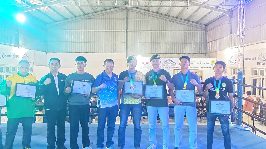 Prajurit Sabaddha Yudha Torehkan Prestasi Gemilang, Raih Juara 1 Dan 2 Pada Danlanal Banyuwangi Cup 2026  Petarung terbaik Sabaddha Yudha kembali menorehkan tinta emas dalam ajang Kejuaraan Tinju Amatir dan Profesional Danlanal Banyuwangi Cup 2026 yang digelar di Gedung Serba Guna Lanal Banyuwangi pada 10–12 Februari 2026. Dalam kompetisi bergengsi yang diikuti 158 petinju, terdiri dari 146 atlet amatir dan 12 petinju profesional dari Jawa Timur dan Bali tersebut, prajurit Yonif 514/SY berhasil mengukir prestasi membanggakan dengan meraih Juara 1 dan Juara 2 pada kelas berbeda.  Pada kelas profesional 60 kilogram, Pratu Yosep Erdinaris tampil dominan dan penuh percaya diri. Dengan teknik yang matang, ketahanan fisik prima, serta strategi bertarung yang terukur, ia berhasil menundukkan lawan-lawannya dan memastikan diri sebagai Juara 1 kategori profesional.  Sementara itu, pada kelas 71 kilogram, Pratu Angga Tija menunjukkan determinasi dan daya juang luar biasa hingga berhasil meraih Juara 2 kategori amatir. Meski menghadapi persaingan ketat, ia tetap tampil maksimal, memperlihatkan karakter prajurit yang tangguh, disiplin, dan pantang menyerah.  Danyonif 514/SY, Letkol Inf Ugroseno, menyampaikan apresiasi dan penghargaan setinggi-tingginya atas capaian gemilang tersebut.  “Keberhasilan ini bukan hanya kebanggaan bagi individu, namun juga kehormatan bagi satuan. Jadikan prestasi ini sebagai motivasi untuk terus meningkatkan kemampuan dan mengharumkan nama Yonif 514/SY di berbagai ajang,” tegasnya.  Keberhasilan ini sekaligus menegaskan bahwa prajurit Yonif 514/SY tidak hanya profesional dalam menjalankan tugas pokok menjaga kedaulatan Negara Kesatuan Republik Indonesia, tetapi juga mampu berprestasi dan bersaing secara kompetitif di arena olahraga.  "Kuat, Kokoh, Pilih Tanding, dan Sentosa"  SABADDHA YUDHA