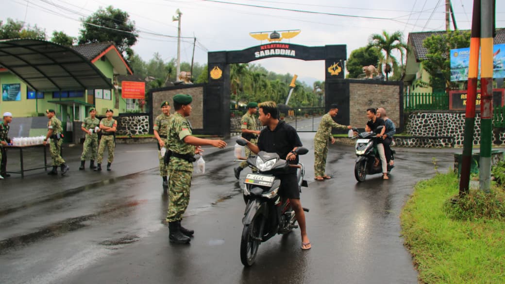 Dalam semangat kebersamaan dan kepedulian sosial di bulan suci Ramadhan, Yonif 514/SY melaksanakan kegiatan Jumat Berkah dengan membagikan takjil kepada masyarakat. Kegiatan tersebut berlangsung pada Jumat (20/02/2026) tepat di depan Mayonif 514/SY.  Kegiatan Jumat Berkah kesempatan kali ini berbeda yaitu dengan berbagi takjil kepada masyarakat yang melewati depan asrama Yonif 514/SY. Kegiatan ini merupakan bentuk nyata kepedulian prajurit Sabaddha Yudha terhadap masyarakat, khususnya bagi para pengguna jalan dan warga sekitar yang tengah menjalankan ibadah puasa. Dengan penuh keikhlasan, prajurit turun langsung ke lapangan untuk membagikan paket takjil sebagai sarana mempererat hubungan harmonis antara TNI dan rakyat.  Danyonif 514/SY, Letkol Inf Ugroseno, menyampaikan bahwa kegiatan Jumat Berkah ini merupakan agenda rutin satuan yang dilaksanakan sebagai wujud rasa syukur serta kepedulian sosial kepada sesama, terlebih di bulan Ramadhan yang penuh berkah. “Melalui kegiatan Jumat Berkah ini, kami ingin berbagi kebahagiaan dengan masyarakat sekaligus menumbuhkan rasa empati dan kepedulian sosial di tengah-tengah prajurit Yonif 514/SY. Semoga apa yang kami lakukan dapat memberikan manfaat dan mempererat kemanunggalan TNI dengan rakyat,” ujar Danyonif 514/SY.  Beliau juga menegaskan bahwa kegiatan sosial semacam ini akan terus dilaksanakan sebagai bagian dari komitmen Yonif 514/SY untuk selalu hadir dan memberikan manfaat bagi masyarakat sekitar, tidak hanya dalam tugas pertahanan, tetapi juga dalam kegiatan kemanusiaan.