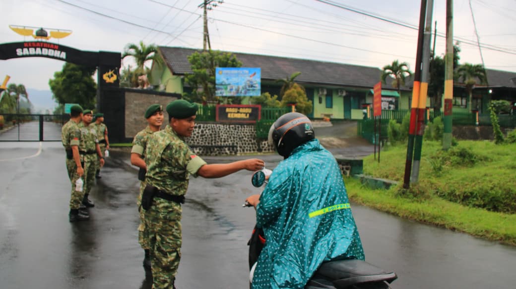 Jumat Berkah, Yonif 514/SY Berbagi Takjil kepada Masyarakat