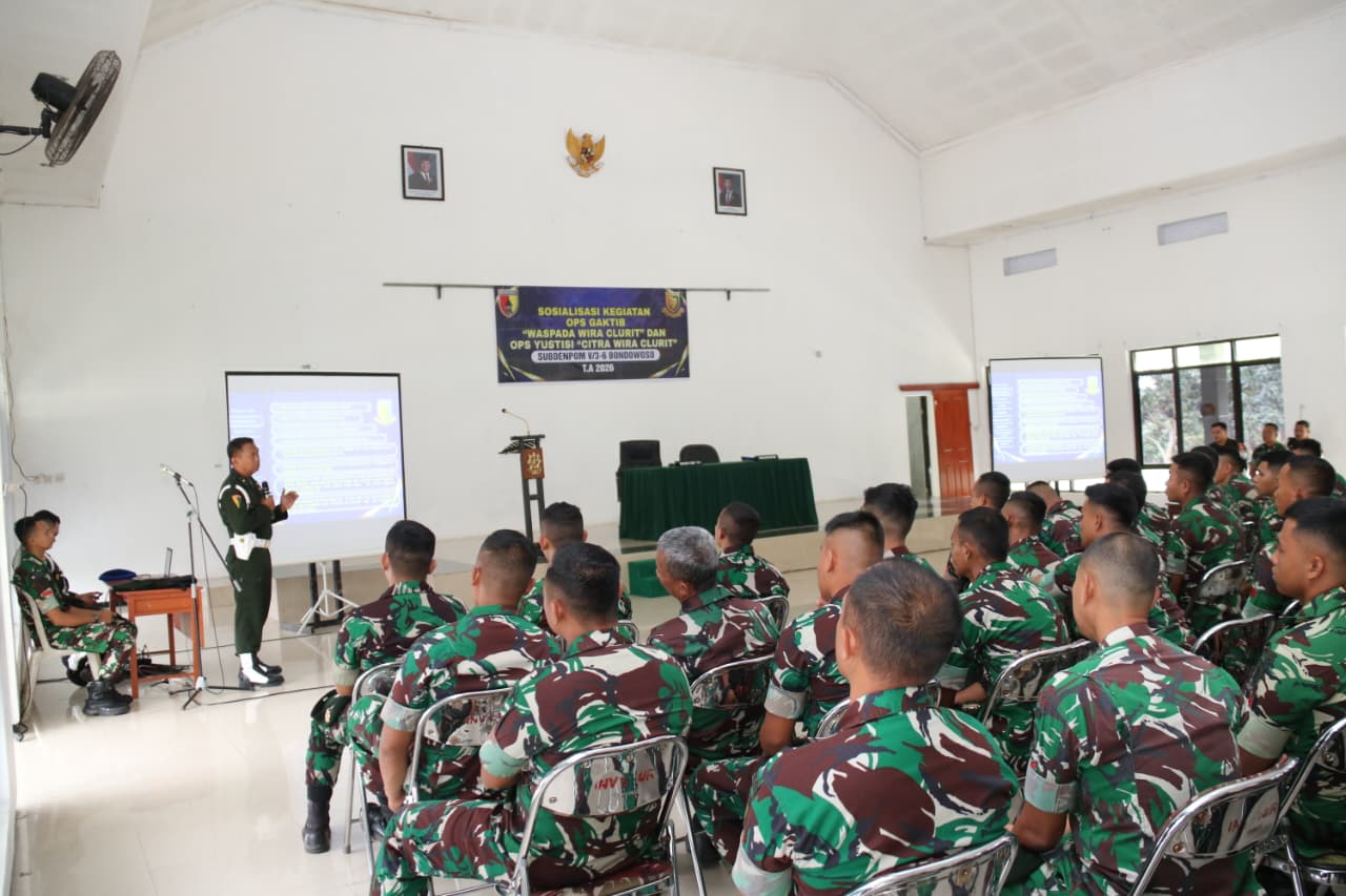 Yonif 514/SY melaksanakan kegiatan sosialisasi Operasi Penegakan Ketertiban “Waspada Wira Clurit” dan Operasi Yustisi “Citra Wira Clurit” yang diselenggarakan oleh Subdenpom V/3-6 Bondowoso. Kegiatan tersebut berlangsung di Aula Yonif 514/SY, Curahdami, Bondowoso, pada Senin (23/02/2026).  Sosialisasi ini bertujuan untuk meningkatkan pemahaman dan kesadaran seluruh prajurit Sabaddha Yudha terhadap pentingnya disiplin, kepatuhan hukum, serta etika prajurit TNI dalam kehidupan sehari-hari, baik di lingkungan dinas maupun di tengah masyarakat. Melalui kegiatan ini, diharapkan setiap prajurit mampu menjadi teladan serta menjaga nama baik satuan dan institusi TNI AD.  Dalam penyampaiannya, tim dari Subdenpom V/3-6 Bondowoso memaparkan materi terkait aturan hukum militer, penegakan disiplin, serta bentuk-bentuk pelanggaran yang harus dihindari oleh prajurit.  Danyonif 514/SY, Letkol Inf Ugroseno, dalam keterangannya menyampaikan apresiasi atas pelaksanaan sosialisasi tersebut. Ia menegaskan bahwa kegiatan ini sangat penting sebagai pengingat bagi seluruh prajurit agar senantiasa menjunjung tinggi disiplin, loyalitas, serta profesionalisme dalam setiap pelaksanaan tugas.  “Melalui sosialisasi ini, saya berharap seluruh prajurit Yonif 514/SY semakin memahami aturan dan konsekuensi hukum yang berlaku, sehingga mampu menghindari pelanggaran sekecil apa pun. Prajurit Sabaddha Yudha harus menjadi contoh yang baik, menjaga citra TNI, serta hadir sebagai solusi di tengah masyarakat,” tegas Danyonif.  Yonif 514/SY berkomitmen untuk terus mendukung setiap upaya pembinaan disiplin dan penegakan hukum demi terwujudnya prajurit yang profesional, Disiplin, dan dapat menjadi contoh untuk masyarakat.