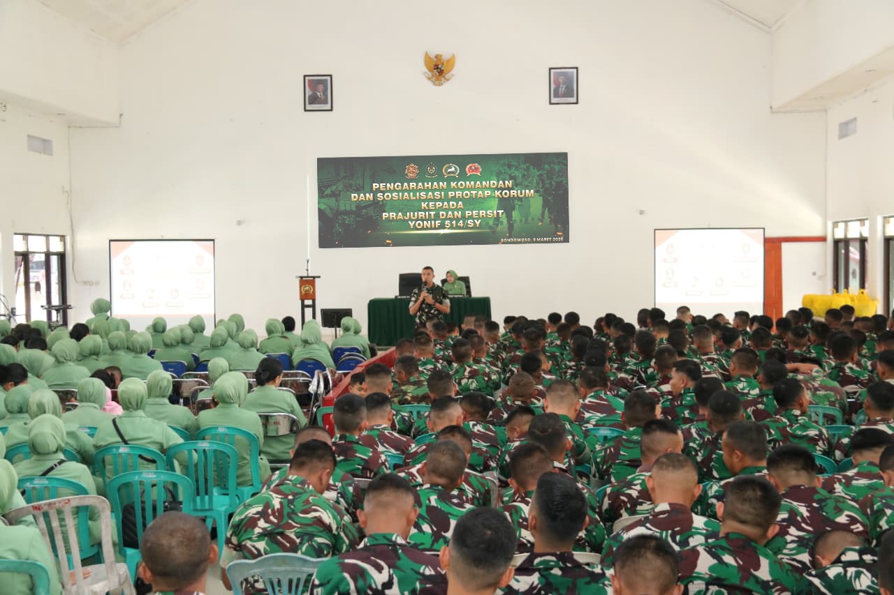 Dalam rangka memperkuat kedisiplinan serta mempersiapkan pelaksanaan tugas operasi luar negeri, prajurit dan persit Yonif 514/SY menerima pengarahan serta sosialisasi Protap Korum dari Danyonif 514/SY, Letkol Inf Ugroseno, yang berlangsung di Aula Widjojo Soejono, Mayonif 514/SY, Curahdami, Bondowoso, pada Senin (09/03/2026).