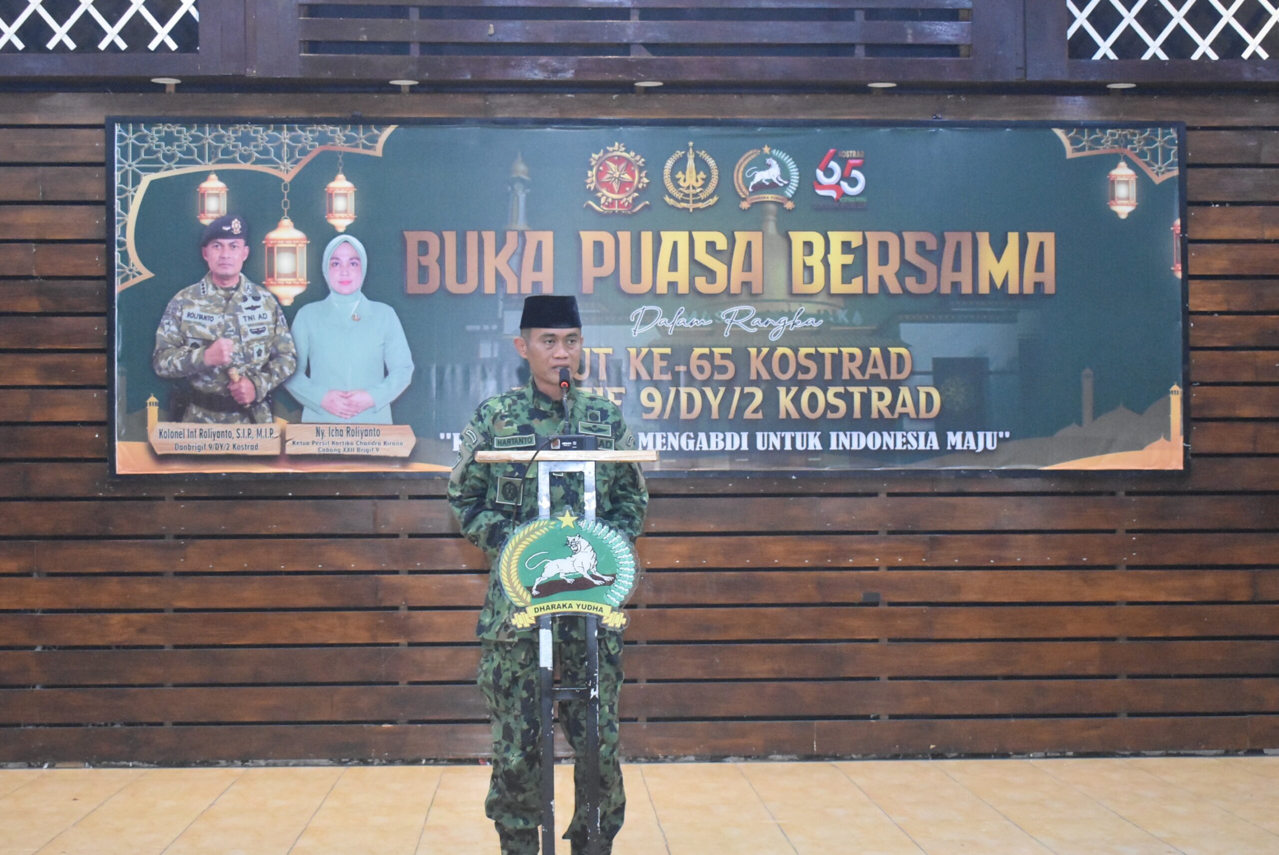 Brigif 9/DY/2 Kostrad Menggelar Acara Buka Puasa Bersama Dalam rangka HUT Ke-65 Kostrad

Brigif 9/DY/2 Kostrad menyelenggarakan Acara Buka Puasa Bersama dalam rangka memperingati HUT ke-65 Kostrad yang diselenggarakan di Aula Soedirman Brigif 9/DY/2 Kostrad, Kec Patrang, Jum'at (6/03/26)

Acara Buka Puasa Bersama HUT ke-65 Kostrad dipimpin oleh Dandenma Brigif 9/DY/2 Kostrad Mayor Inf Hartanto, dan di hadiri oleh para perwira staf beserta segenap Prajurit dan Persit Ma dan Denma Brigif 9/DY/2 Kostrad.

Pada kesempatan tersebut, Dandenma Brigif 9/DY/2 Kostrad Mayor Inf Hartanto Menyampaikan Kepada Seluruh Prajurit dan Persit untuk Senantiasa Bersyukur Atas Anugrah yang telah di limpahkan kepada kita semua, Marilah kita menjaga nilai-nilai kebersamaan, sama-sama menjaga nama baik Satuan Brigif 9/DY/2 Kostrad, semakin Kompak dan Solid, berbagai Pembangunan Sarana dan Prasarana dalam membangun Satuan yang sudah kita laksanakan semoga dapat di gunakan untuk kemajuan Satuan."ungkapnya

Kegiatan Acara Buka Puasa Bersama HUT ke-65 Kostrad mengangkat Tema "Kostrad Prima Mengabdi Untuk Indonesia Maju" Rangkaian kegiatan di isi dengan Pembukaan, pembacaan doa, sholat magrib berjamaah di masjid Nur Inka dilanjutkan Pemotongan Tumpeng diberikan kepada salah satu perwakilan Prajurit, dan Acara buka Puasa Bersama, acara ditutup dengan Ramah Tamah, terakhir foto bersama.