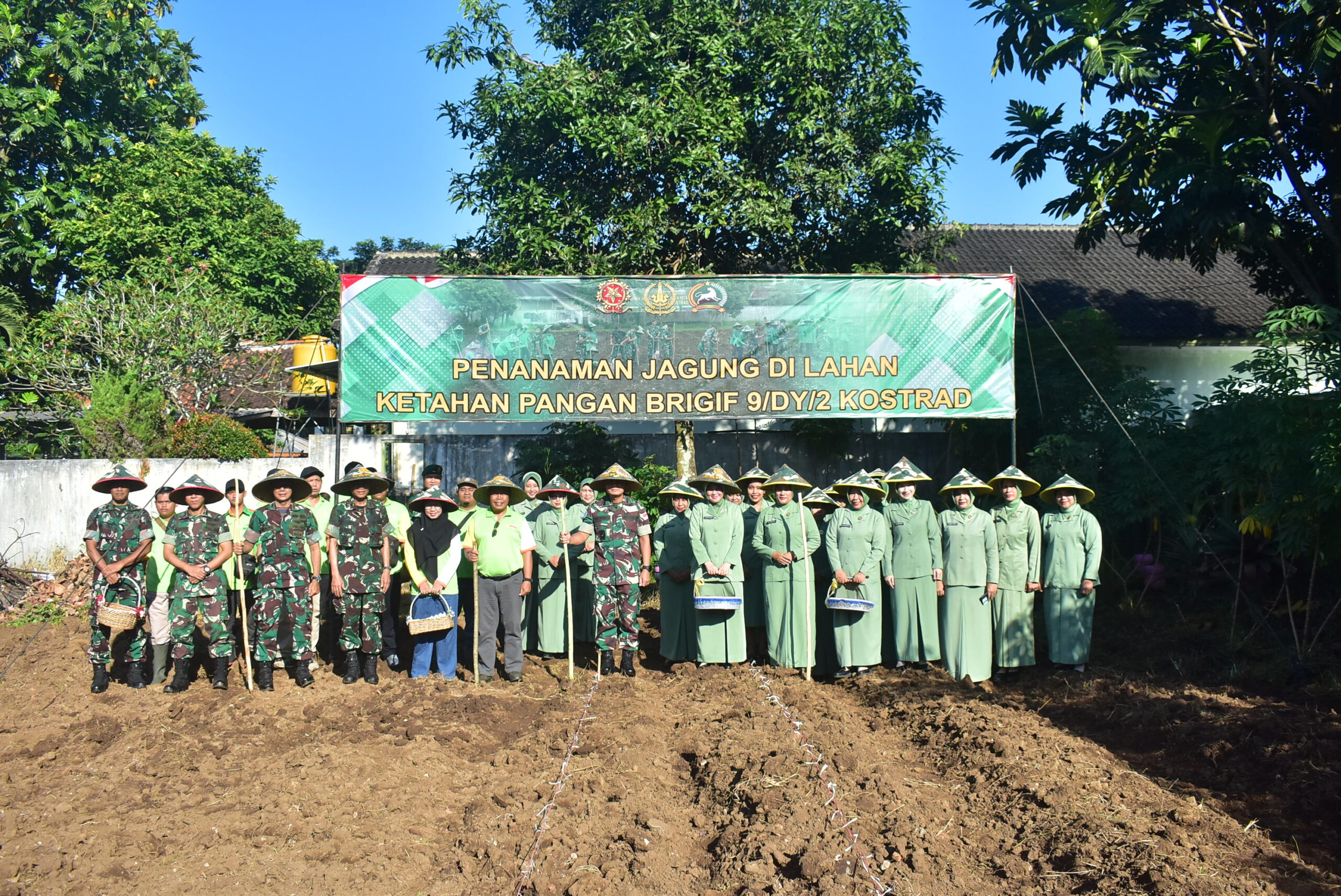 Penanaman Serentak Bibit Jagung Hibrida Program Ketahanan Pangan Brigif 9/DY/2 Kostrad

Untuk mendukung Ketahanan pangan di wilayah Kabupaten Jember, Prajurit dan Persit Brigif 9/DY/2 Kostrad melakukan penanaman Jagung di lahan Ketahanan Pangan Brigif 9/DY/2 Kostrad, Patrang, Jember. Jumat (04/04/26).

Komandan Brigif 9/DY/2 Kostrad Kolonel Inf Roliyanto, S.I.P., M.I.P. di dampingi langsung oleh Ibu Ketua Persit Kartika Chandra Kirana Cabang XXII Brigif 9 Kostrad Ibu Icha Roliyanto bersama Perwira Staf Brigif 9 kostrad, Prajurit dan Persit melaksanakan penanaman Jagung secara Serentak di lahan Ketahanan Pangan Markas Brigif 9/DY/2 Kostrad, Bertujuan untuk Mengelola Lahan Menjadi Produktif dan untuk mendukung Program Ketahanan Pangan Nasional dan Swasembada Pangan Pemerintah.

Pemanfaatan lahan kosong harus dimanfaatkan secara maksimal, agar bisa meningkatkan kesejahteraan Anggota maupun Perekonomian Masyarakat sekitar, terutama pada bidang Pertanian. Dalam Kegiatan Penanaman Jagung di Lahan Ketahanan Pangan Brigif ini diharapkan mampu meningkatkan produksi dan mutu Jagung sehingga tercapai hasil yang Optimal.

Dalam Sambutan yang dibacakan oleh Kasiter Brigif 9/DY/2 Kostrad, Komandan Brigif 9/DY/2 Kostrad Kolonel Inf Roliyanto, S.I.P., M.I.P. Menekankan bahwa "Harus ada niat untuk memanfaatkan lahan tidur sehingga dapat memberi nilai Ekonomis bagi Masyarakat dan Kegiatan ini sebagai kesempatan Prajurit untuk mulai belajar bertani, mengingat seorang Prajurit tidak selamanya menjadi Prajurit, pada akhirnya akan kembali ke Masyarakat".