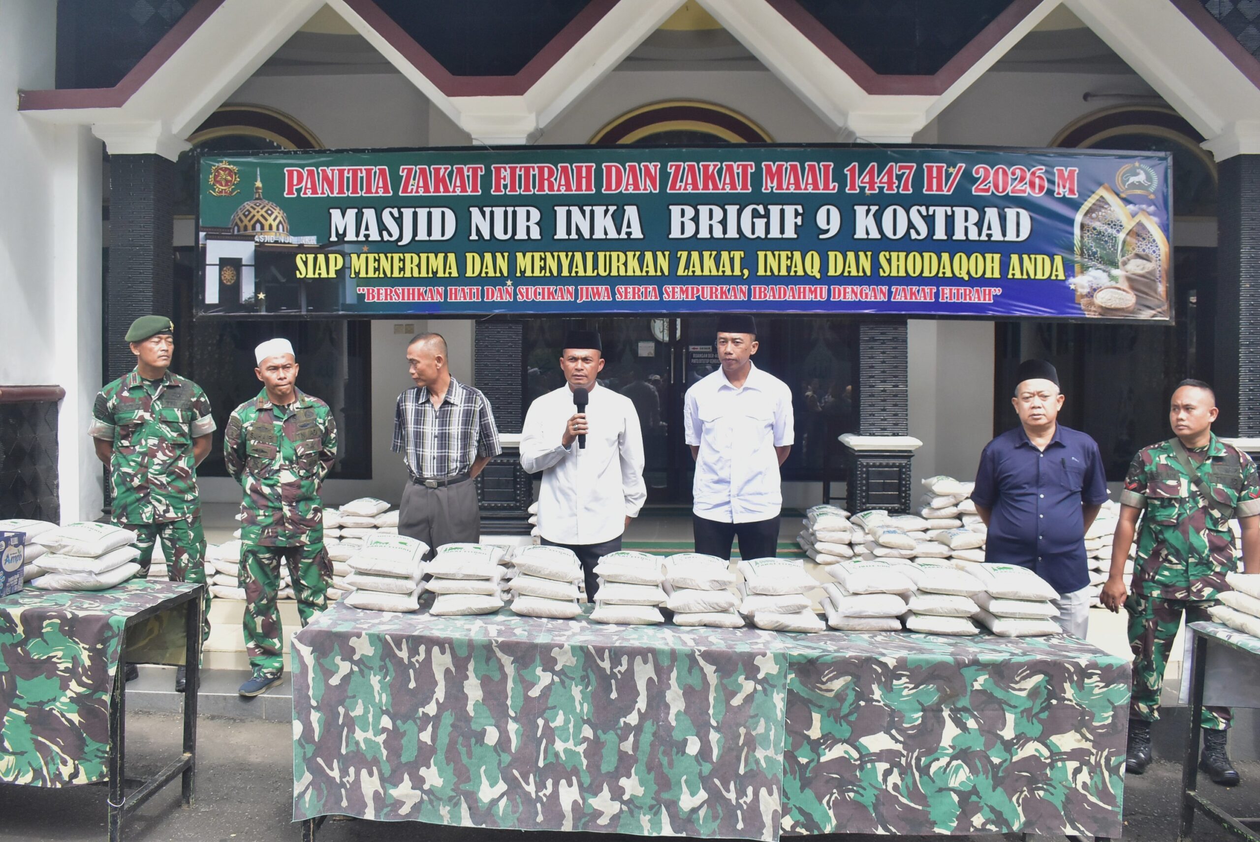 Brigif 9/DY/2 Kostrad Serahkan 730 Zakat Fitrah Kepada Masyarakat Kurang Mampu.

Danbrigif 9/DY/2 Kostrad, Kolonel Inf Roliyanto, S.I.P., M.I.P. pimpin Penyerahan Zakat Fitrah 1447 Hijriah yang bertempat di Halaman Masjid Nur Inka, Asmil Brigif 9/DY, Patrang, Jember. Rabu (18/03/2026).

Brigif 9/DY/2 Kostrad menyerahkan 730 total 2,1 Ton Zakat Fitrah kepada Masyarakat kurang mampu, penyerahan secara Simbolis tersebut dilakukan langsung oleh Danbrigif 9/DY/2 Kostrad kepada Perwakilan 10 Orang Masyarakat kurang mampu, selanjutnya Zakat Fitrah yang sudah terkumpul tersebut akan disalurkan kepada warga yang berhak menerimanya yang ada di sekitar Asrama Brigif 9/DY/2 Kostrad.

Danbrigif 9/DY/2 Kostrad, Kolonel Inf Roliyanto, S.I.P., M.I.P. menyampaikan bahwa kegiatan penyerahan Zakat Fitrah ini merupakan Agenda tahunan yang dilaksanakan oleh Brigif 9/DY/2 Kostrad dan semoga dapat membantu Masyarakat yang sangat membutuhkan.

Sebagai bentuk kepedulian, Brigif 9/DY/2 Kostrad telah melaksanakan Pengumpulan Zakat Fitrah dari warga dalam Asrama Brigif 9 Kostrad, sebagai Kewajiban bagi Umat Islam setelah menjalankan Ibadah Puasa selama 1 Bulan di Bulan Ramadhan dengan bertujuan untuk mensucikan diri dan menyempurnakan Amal Ibadah selama Berpuasa.

"Selain merupakan kewajiban, Zakat Fitrah ini bertujuan untuk Membantu dan Meringankan Saudara kita yang Kurang Mampu, diharapkan Pembagian Beras Zakat Fitrah ini tepat sasaran, sehingga mereka yang berhak menerima juga bisa merayakan Hari Rava Idul Fitri dengan Kebahagiaan,,, Ujar Danbrigif 9/DY/2 Kostrad