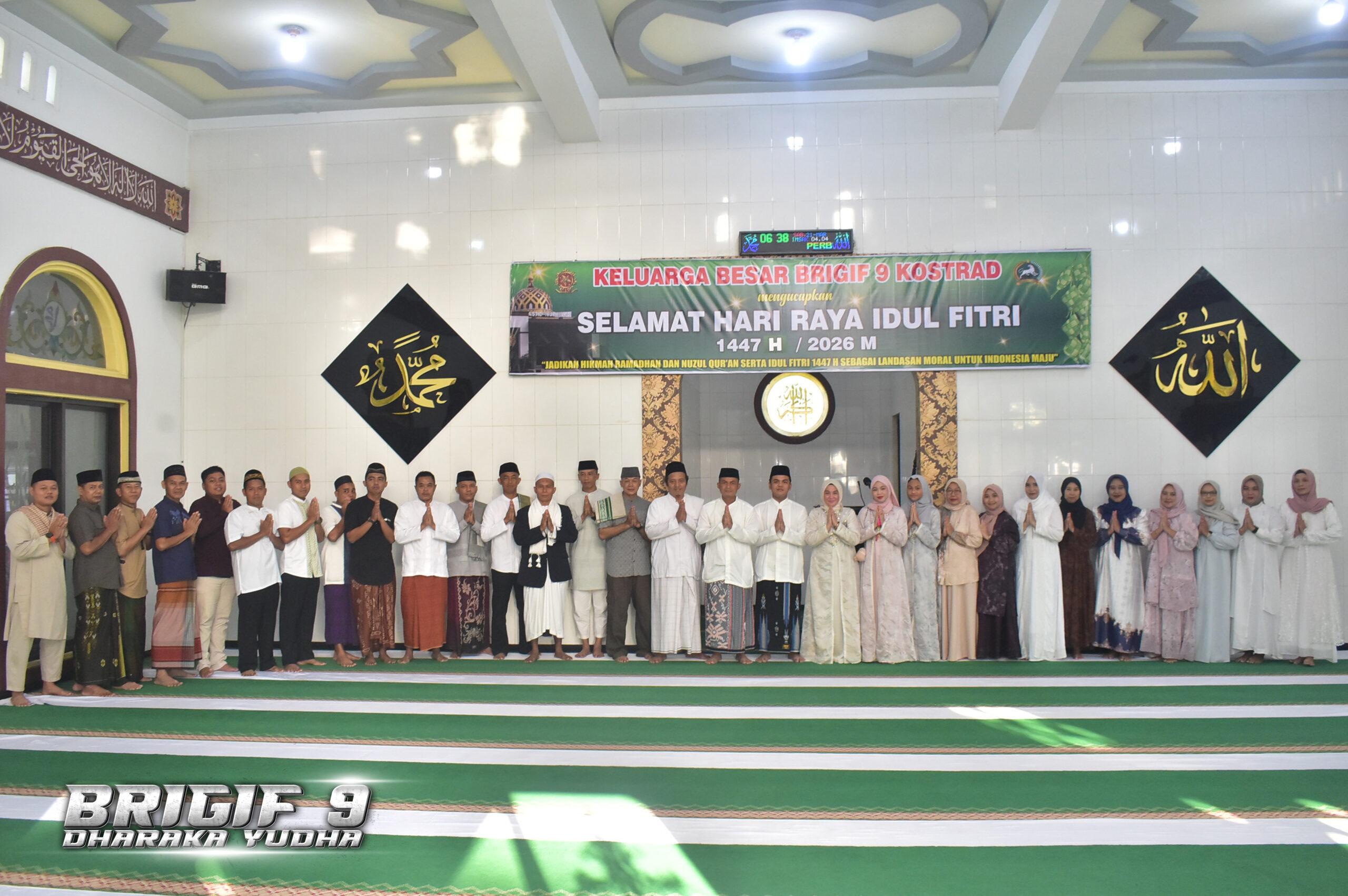 Brigif 9/DY/2 Kostrad, Gelar Sholat Idul Fitri 1 Syawal 1447 H / 2026 M.

Brigif 9/DY/2 Kostrad menggelar Sholat Idul Fitri 1 Syawal 1447 Hijriah yang dihadiri oleh Danbrigif 9/DY/2 Kostrad, Kolonel Inf Roliyanto., S.I.P., M.I.P. didampingi Ibu Ketua Cabang XXII Brigif 9 Koorcab Divif 2 Kostrad Ny. Icha Roliyanto, Para perwira Staf Brigif 9DY/2 Kostrad, Prajurit dan persit, serta masyakarat bertempat di masjid Nur-Inka, Patrang, Jember, Senin (21/03/2026).

Pada Kesempatan tersebut Khotib Sholat Idul Fitri Ustadz Khoirul Anam, M. Pd.l. berkhutbah "Tidak terasa saat ini kita semua sudah memasuki bulan 1 Syawal, setelah melaksanakan ibadah puasa Ramadhan dan rangkaian ibadah lainnya selama satu bulan penuh. Menahan diri dari segala perbuatan yang bisa merusak nilai-nilai puasa. Saat ini, sudah tiba saatnya bagi kita untuk merayakan kemenangan atas ibadah yang telah kita lakukan selama sebulan penuh, yaitu dengan merayakan hari raya Idul Fitri. Momentum pertama adalah dengan cara memperbanyak bacaan-bacaan Takbir dan Tahmid guna mengagungkan asma Allah, sebagai bentuk rasa syukur kita kepada Allah SWT yang telah memberikan kita berupa Taufiq dan hidayahnya, sehingga kita telah berhasil menjalankan ibadah puasa di bulan Ramadhan dengan sempurna"

Dilain waktu Danbrigif 9/DY/2 Kostrad, Kolonel Inf Roliyanto, S.I.P., M.I.P. menyampaikan dengan Hari Raya Idul Fitri ini mari kita Kuatkan Aqidah, Mantapkan Ibadah, Perbanyak Sedekah serta Tingkatkan iman dan Taqwa, Semoga amal ibadah Puasa yang kita lalui bersama Sholat, Puasa, Terawih, Tadarus, Sedekah, dan Silaturahmi kita semoga diterima oleh Allah SWT, dan semoga dosa dosa kita di ampuni oleh Allah SWT dan selalu bersyukur atas nikmat yang ada di hadapan kita”, ucapnya.

Dan mari kita mendoakan para prajurit kita yang melaksankan tugas operasi semoga di beri kesehatan Keselamatan di tempat tugasnya dan semoga sukses menjaga keutuhan kedaulatan Negara Kedaulatan Republik Indonesia.

Selesai kegiatan Sholat Idul Fitri di lanjutkan dengan salam salaman dan foto bersama.