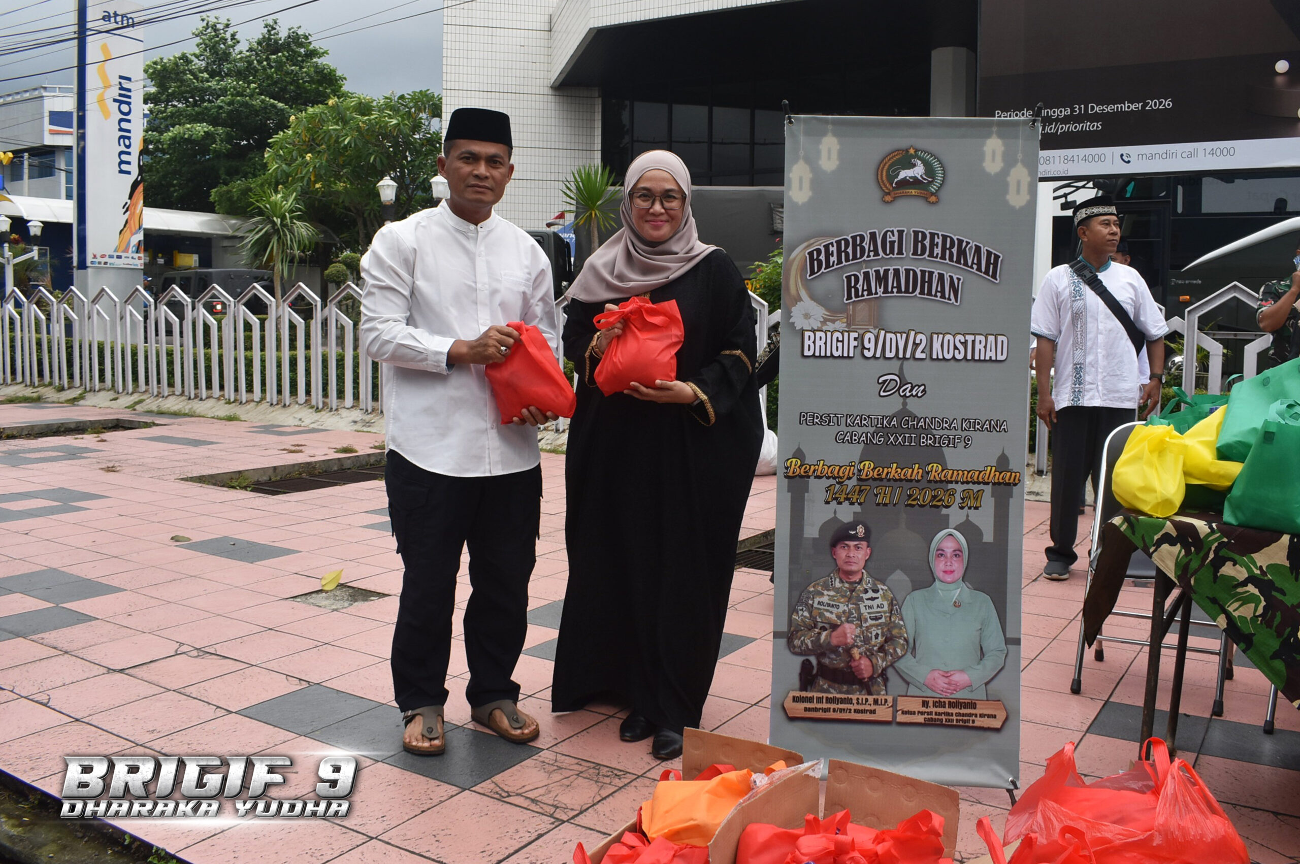 Brigif 9/DY/2 Kostrad Berbagi Berkah Ramadhan Di Depan Alun-alun Kota Jember, Mempererat Silahturahmi dengan Masyarakat.

Dalam semangat di bulan suci Ramadhan 1447 H, Brigif 9/DY/2 Kostrad melaksanakan kegiatan berbagi berkah Ramadhan kepada masyarakat di depan alun-alun Kota Jember, Sabtu(21/02/2026).

Berbagi berkah Ramadhan kepada pengguna jalan, tukang becak, ojek online, pedagang kecil, dan masyarakat sekitar alun-alun jember menjelang waktu berbuka puasa.

Kegiatan dipimpin langsung oleh Danbrigif 9/DY/2 Kostrad, Kolonel Inf Roliyanto, S.I.P., M.I.P., bersama prajurit dan Persit Kartika Chandra Kirana Cabang XXII Brigif 9/DY/2 Kostrad.

Selanjutnya Kegiatan ini dilanjutkan dengan acara buka puasa bersama Danbrigif 9/DY/2 Kostrad dan Ibu Ketua Persit Kartika Chandra Kirana Cabang XXII Divif 2 PG Kostrad beserta Prajurit Brigif 9.

Dalam sambutannya, Danbrigif 9/DY/2 Kostrad Kolonel Inf Roliyanto, S.I.P., M.I.P., menyampaikan bahwa kegiatan ini merupakan bentuk kepedulian dan rasa syukur di bulan penuh berkah Ramadhan, beliau juga berharap kegiatan sederhana ini memberikan manfaat serta semakin memperkokoh sinergi antara TNI dan Masyarakat Kabupaten Jember. Ujarnya