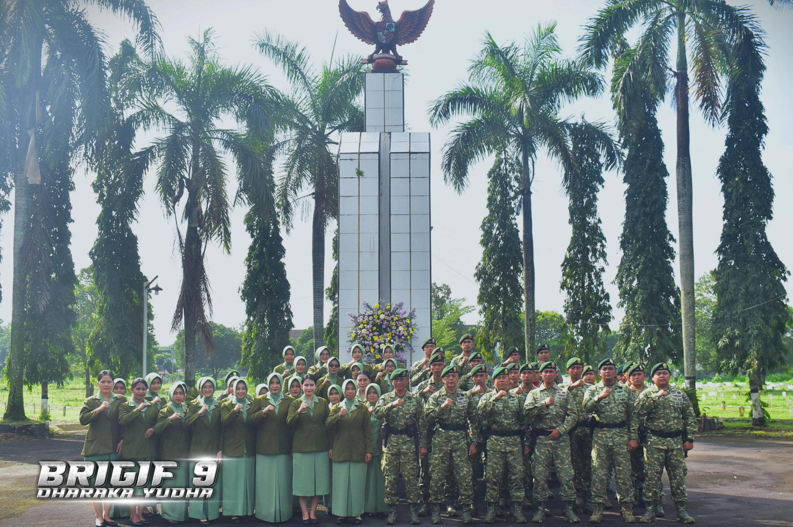 Upacara Ziarah Rombongan dalam rangka Memperingati HUT Ke-65 Kostrad Tahun 2026.

Upacara Ziarah Rombongan Brigif 9/DY/2 Kostrad dan Yonif 509/BY/2 Kostrad yang di Pimpin langsung oleh Dandenma Brigif 9/DY/2 Kostrad Mayor Inf Hartanto Dalam rangka Memperingati HUT Kostrad Ke-65 Tahun 2026 Bertempat di Taman Makam Pahlawan (TMP) Kecamatan Patrang Kabupaten Jember, Rabu (04/03/2026).

Turut dihadiri oleh Seluruh Perwira Staf Brigif 9/DY/2 Kostrad, Perwira Yonif 509 Kostrad beserta Prajurit dan Persit Brigif 9 kostrad.

Rangkaian Upacara Ziarah Rombongan diawali dengan Penghormatan Kepada Arwah Para Pahlawan, dilanjutkan Peletakan Karangan Bunga, Tabur Bunga dan di akhiri dengan penutupan doa.

Kegiatan Upacara Ziarah Rombongan yang dilaksanakan merupakan Rangkaian Kegiatan Peringatan HUT Kostrad Ke-65 Tahun 2026. Pelaksanaan Upacara Ziarah Rombongan ini merupakan semangat juang, mewarisi keteladanan, menghayati tindakan patriotik, sikap kebersamaan dalam kesederhanaan, berani, tulus dan ikhlas dari Para Pahlawan.

Dalam kesempatan tersebut Dandenma Brigif 9/DY/2 Kostrad Mayor Inf Hartanto menyampaikan Dengan diadakannya Kegiatan seperti ini sebagai Momentum Bagi Para Generasi Penerus Bangsa untuk dapat Mencontoh serta Menteladani tentang Nilai-Nilai Pengorbanan dan Keteladanan yang dilakukan dengan Tanpa Pamrih serta Pantang Menyerah oleh Para Pahlawan dengan tema "Kostrad Prima Mengabdi Untuk Indonesia Maju"