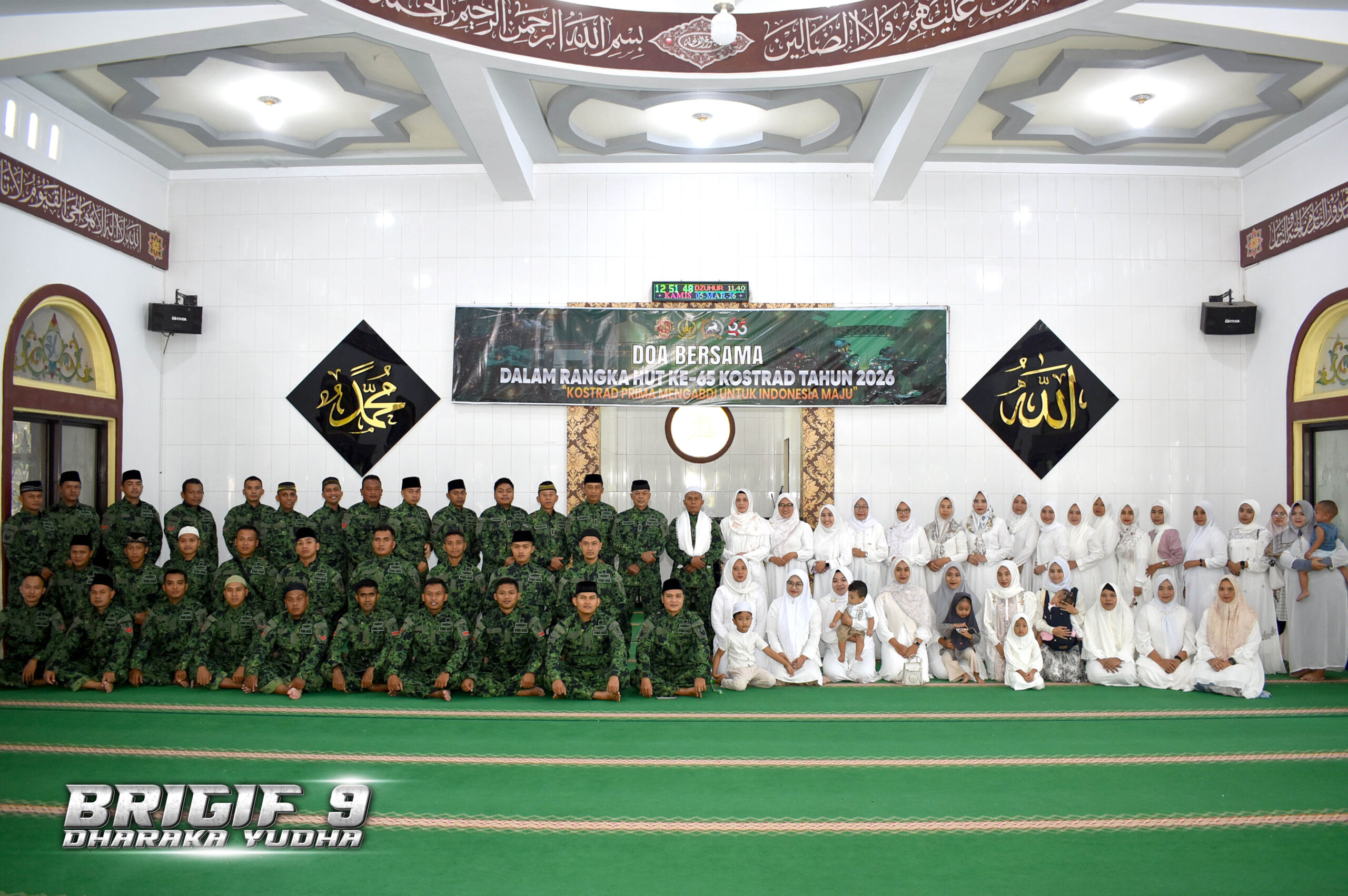 Brigif 9/DY/2 Kostrad Menggelar Kegiatan Doa Bersama Dalam Rangka HUT ke-65 Kostrad Tahun 2026.

Menyambut HUT ke-65 Kostrad Tahun 2026, Brigif 9/DY/2 Kostrad menyelenggarakan Doa Bersama dengan Prajurit setelah selesai Sholat Zuhur Berjamaah. Segenap Prajurit yang beragama Islam membacakan Dzikir dan Doa Bersama di Masjid Nur-Inka Brigif 9/DY/2 Kostrad, Kecamatan Patrang, Kabupaten Jember, Kamis (05/03/2026).

Doa Bersama di masing-masing tempat Ibadah, baik yang beragama Nasrani (Gereja Uekumene), Hindu (Pure Tri Buana Kerthi) dan yang beragama Islam dilaksanakan di Masjid Nur-Inka dipimpin langsung oleh Pasiter Brigif Kostrad Kapten Inf Endrya Yustarinto selaku Pabintal Brigif 9 Kostrad dan segenap Prajurit dan Persit Brigif 9/DY/2 Kostrad dalam Rangka HUT ke-65 Kostrad Tahun 2026.

Acara Doa Bersama ini diselenggarakan sebagai Harapan agar kedepannya Prajurit Kostrad mendapatkan Keberkahan dari Tuhan Yang Maha Esa sebagai Institusi yang menjaga Kedaulatan NKRI diusianya yang ke-65 Tahun ini.

Danbrigif 9/DY/2 Kostrad, Kolonel Inf Roliyanto, S.I.P., M.I.P., di sampaikan langsung oleh Pabintal Brigif 9 Kostrad Kapten Inf Endrya Yustarinto, mengatakan bahwa kegiatan Doa Bersama yang digelar pada peringatan HUT ke-65 Kostrad Tahun 2026 ini, untuk memanjatkan Doa agar Jajaran Kostrad selalu dalam Perlindungan dan Keselamatan dari Allah SWT.

Perintah merupakan Dasar atas Jati Diri dari seorang Prajurit yang harus taat kepada Perintah yang diberikan, sama halnya dengan kita Umat Muslim harus taat Menjalankan Ibadah yang Allah SWT Perintahkan, maka dari itu marilah kita bersama laksanakan Ibadah Doa Bersama atas HUT ke-65 Kostrad ini. "Semoga Kedepannya Kostrad Semakin Disiplin, Militansi dan Semakin Tangguh", Tutupnya.

Adapun Tema HUT Ke-65 Kostrad Tahun 2025 "Kostrad Prima Mengabdi Untuk Indonesia Maju".