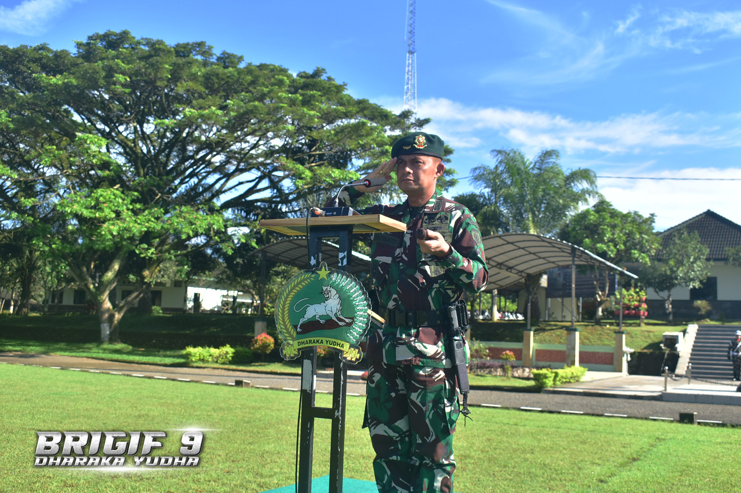 Danbrigif 9/DY/2 Kostrad Pimpin Prajurit Dharaka Yudha Melaksanakan Upacara Pengibaran Bendera Merah Putih 17-an.

Prajurit Brigif 9/DY/2 Kostrad melaksanakan upacara Bendera Merah Putih 17-an dipimpin langsung oleh Danbrigif 9/DY/2 Kostrad Kolonel Inf Roliyanto, S.I.P., M.I.P., yang bertempat dilapangan upacara Brigif 9/DY/2 Kostrad, Kecamatan Patrang, Kabupaten Jember, Jawa Timur. Selasa(17/03/2026).

Berkekuatan 1 SSK prajurit Dharaka Yudha melaksanakan upacara Bendera Merah Putih 17-an mempunyai makna penting salah satunya sebagai upaya mengingatkan prajurit Dharaka Yudha pada perjuangan para pahlawan pendahulu dan juga mengingatkan kedisiplinan prajurit.

Pada upacara kali ini Danbrigif 9/DY/2 Kostrad membacakan amanat Panglima Kostrad, Letnan Jenderal TNI Fadjar, MPICT. "Masih dalam suasana tahun baru, saya selaku Panglima Kostrad. Menyampaikan para prajurit Kostrad senantiasa harus terus membina dan melatih diri untuk kesiapsiagaan satuan dan kesiapan tempur prajurit, sehingga kapanpun satuan Kostrad dibutuhkan, setiap saat siap bergerak dan mampu hadir menjadi solusi bagi negara. Pada minggu kita berada pada penghujung ramadhan dan merayakan cuti hari raya idul fitri 1447 H.

Usai melaksanakan upacara Kolonel Inf Roliyanto, S.I.P., M.I.P. memberikan jam komandan kepada prajurit Brigif 9/DY/2 Kostrad menyampaikan pada kesempatan ini saya berpesan agar pelaksanaan cuti hari raya idul fitri dan libur bersama agar mengutamakan faktor keamanan hindari pelanggaran, serta senantiasa jaga nama baik satuan tepati waktu kembali cuti hari raya idul fitri dan libur bersama. Selesai jam komandan para prajurit Brigif 9 Kostrad dibagikan bingkisan Hari Raya Idul Fitri.