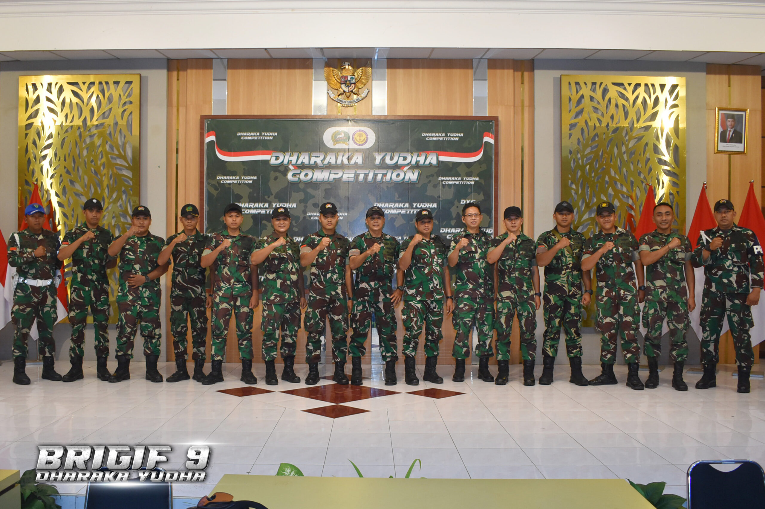 Brigif 9/DY/2 Kostrad berkolaborasi dengan Yayasan Mitra Prestasi Indonesia Menggelar Dharaka Yudha Competition penyisihan kota Jember Rayon kota

Sebanyak 720 Siswa mulai Dari TK, SD, SMP, hingga SMA se- Kabupaten Jember mengikuti ajang penyisihan rayon Jember Kota di Dharaka Yudha Competition tingkat Provinsi Jawa Timur, yang di suport oleh Dinas Pendidikan Kabupaten Jember, ajang kompetisi ini di selenggarakan di aula Graha Wiyata Mandala Dinas Pendidikan Jember, Selasa (17/08/2026).

Kegiatan ini merupakan salah satu ajang bergengsi dalam bidang akademik yang menjadi pintu gerbang untuk berlatih dan mengasah kemampuan menuju Olimpiade tingkat Nasional . Adapun mata pelajaran yang di lombakan Bahasa Inggris, Matematika , Sains , Bahasa Indonesia dan IPS

Danbrigif 9/DY/2 Kostrad Kolonel Inf Roliyanto, S.I.P., M.I.P menyampaikan bahwa Dharaka Yudha Competition ini bukan hanya sekedar ajang perlombaan, tetapi merupakan sarana pengembangan bakat dan kompetensi siswa dalam bidang SAINS sejak dini, kami berharap mereka mampu memberikan yang terbaik dan melaju ke tingkat Nasional. Tutup Danbrigif