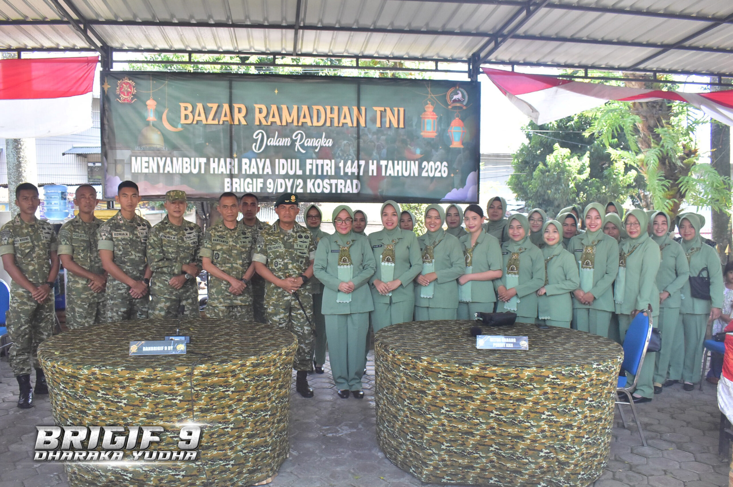 Brigif 9/DY/2 Kostrad mengelar Bazar Ramadhan TNI menyambut Hari Raya Idul Fitri 1447 Hijriah

Danbrigif 9/DY/2 Kostrad, Kolonel Inf Roliyanto, S.I.P., M.I.P. menghadiri Bazar Ramadhan TNI pada bulan suci Ramadhan dalam rangka Menyambut Hari Raya Idul Fitri 1447 H tahun 2026, di halaman depan Masjid Nur Inka Brigif 9/DY/2 Kostrad, Patrang, Kabupaten Jember. Jumat (13/3/2026).

Turut hadir dalam kegiatan tersebut Dandenma Brigif 9 Kostrad, ibu Ketua Persit Kartika Chandra Kirana Cabang XXII, Para Perwira Staf Brigif 9 Kostrad, Persit Jajaran Brigif 9 Kostrad.

Bazar Ramadhan ini menyediakan berbagai Stand Jajaran Brigif 9/DY/2 Kostrad beraneka macam bahan pokok mulai dari Beras Sphp, Minyak Kita, Sarden, tepung, gula, Teh Kotak, mie instan, Biskuit Toples, kurma, Aneka Kue Lebaran, minuman Sirup.

Danbrigif 9/DY/2 Kostrad, Kolonel Inf Roliyanto, S.I.P., M.I.P. menyampaikan, kegiatan bazar Ramadhan kali ini diharapkan dapat memenuhi seluruh kebutuhan pokok prajurit, keluarga besar Brigif 9/DY/2 Kostrad dan masyarakat sekitar pada bulan Ramadhan dan menjelang hari Raya Idul Fitri 1447 Hijriah.

"Bazar ini prioritas untuk membantu masyarakat sekitar agar mendapatkan kebutuhan pokok dibawah harga pasar menjelang hari raya Idhul Fitri sekaligus mempererat tali silahturahmi antara TNI dan Rakyat dibulan Suci Ramadhan sehingga dapat terpeliharanya Kemanunggalan TNI Rakyat sepanjang masa," ungkapnya.

Danbrigif 9/DY/2 Kostrad, Kolonel Inf Roliyanto, S.I.P., M.I.P. juga mengucapkan terima kasih kepada semua pihak yang telah mendukung dan mensukseskan pelaksanaan bazar ini, sehingga berjalan dengan tertib dan lancar.